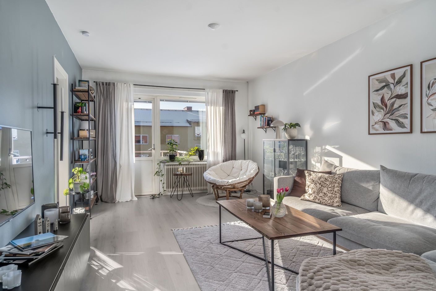 Vardagsrum med utgång till balkong i söderläge