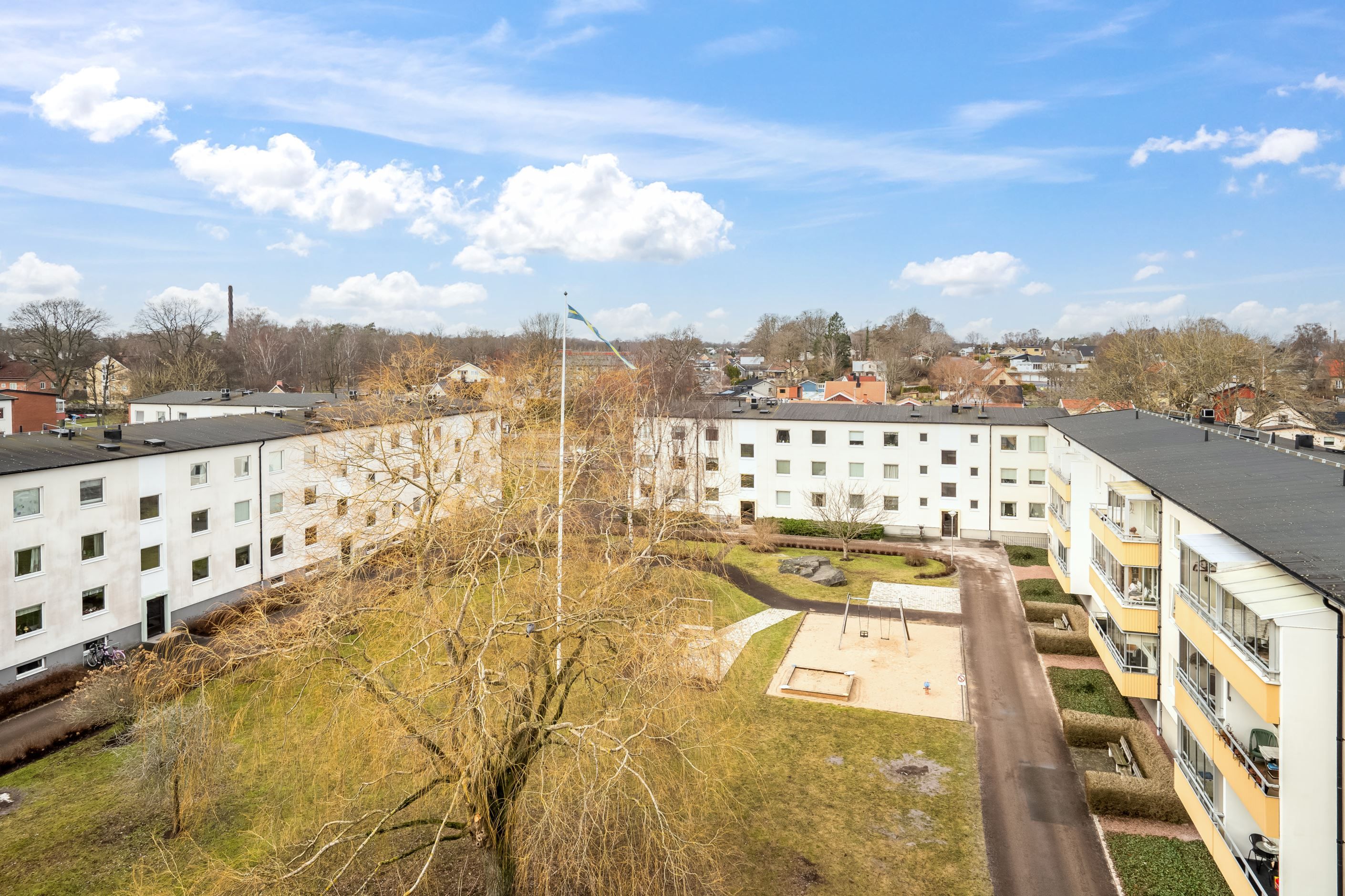 den stora innergården bjuder in till både lek och umgänge