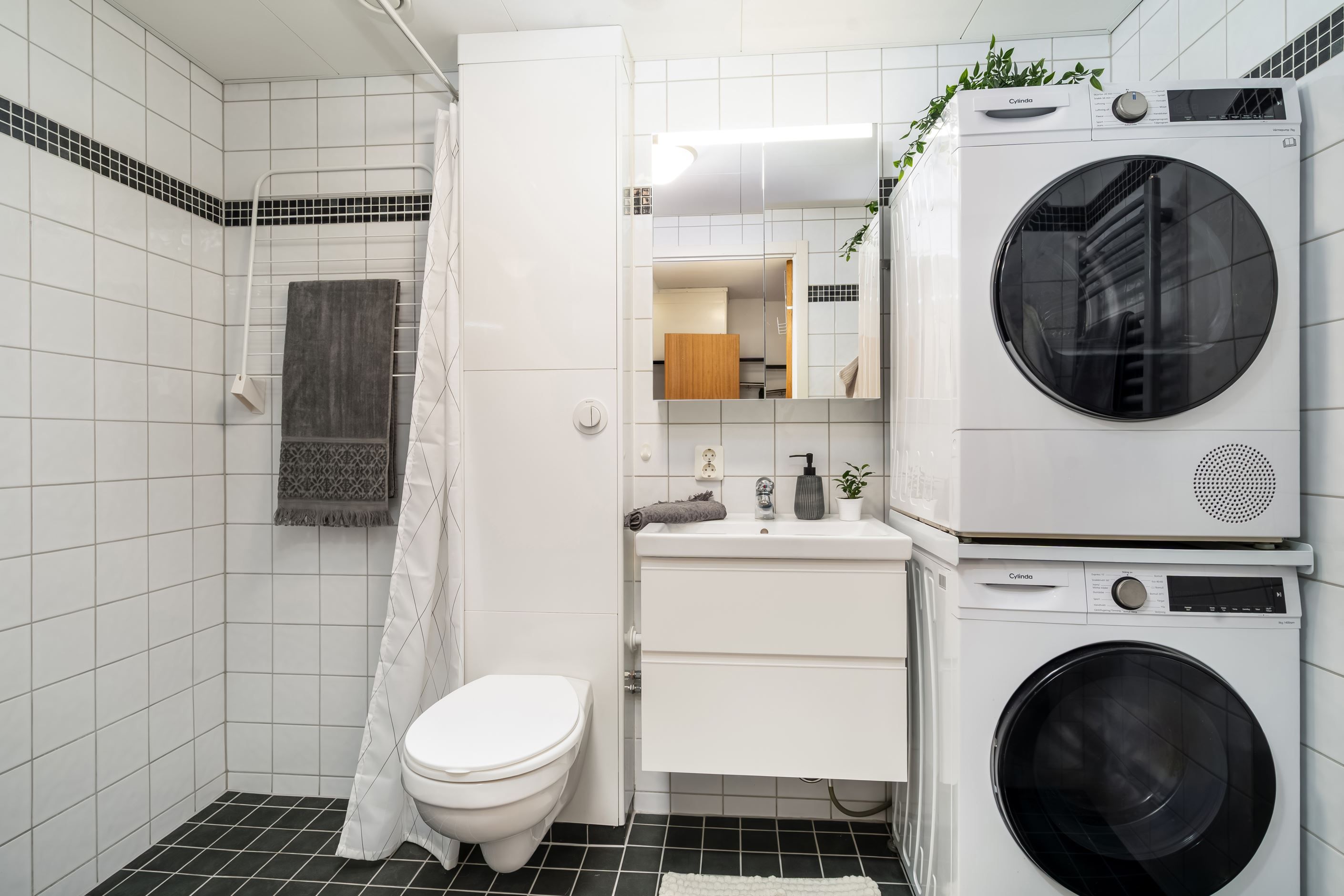 Stort duschrum med både tvättmaskin och torktumlare