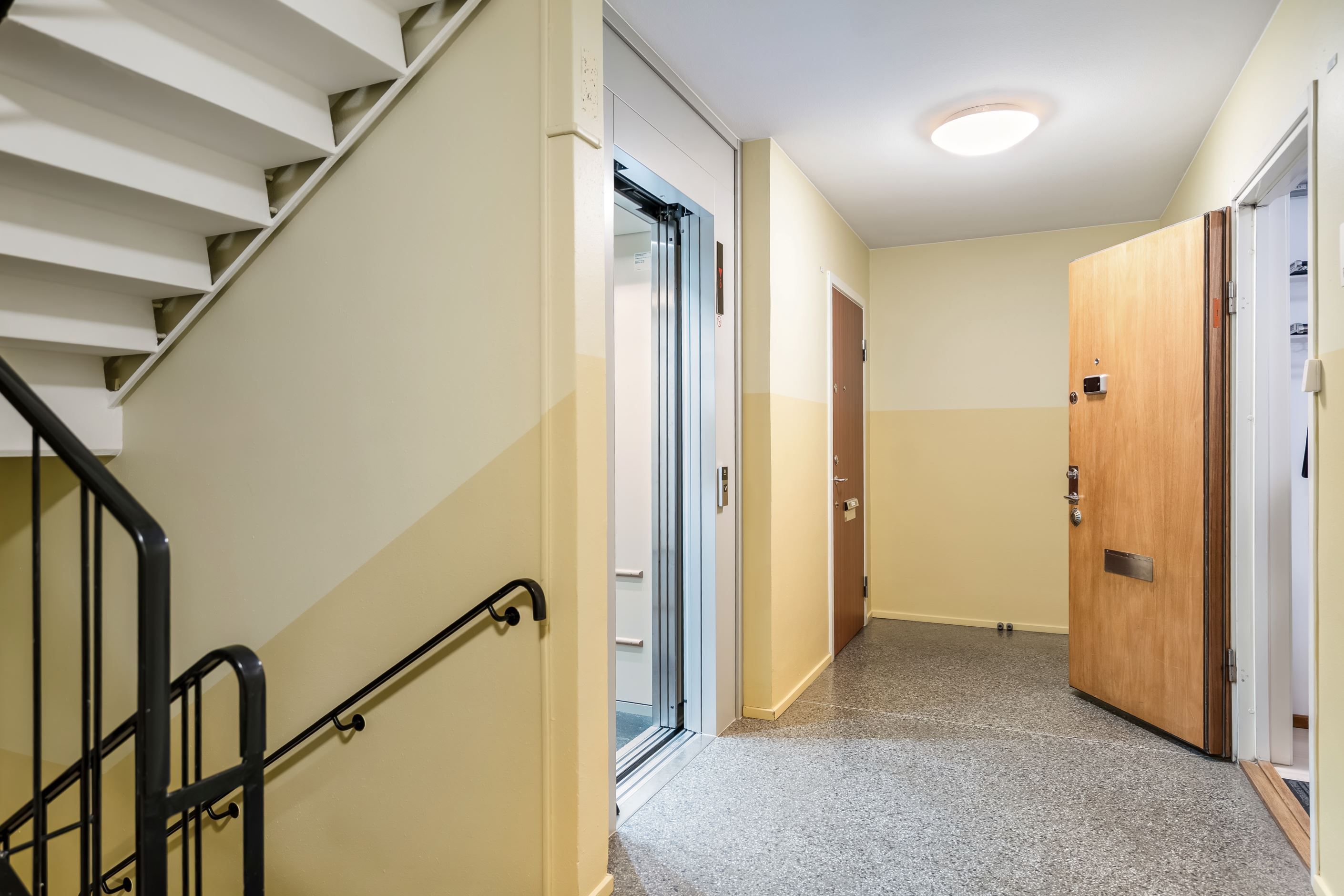 Lägenheten ligger praktiskt placerad med hissen precis utanför dörren