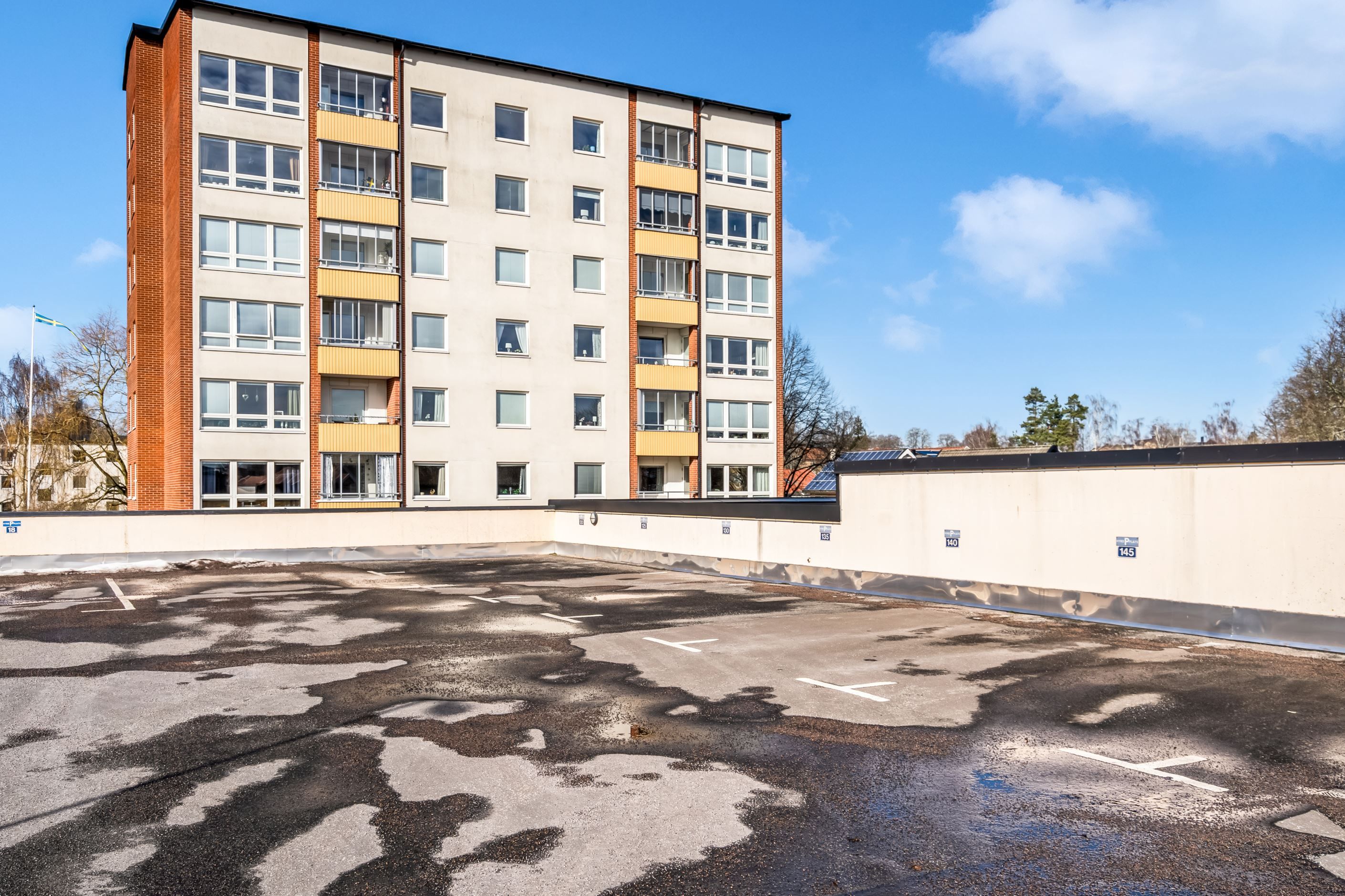 Egen parkeringsplats på garagetaket precis bredvid