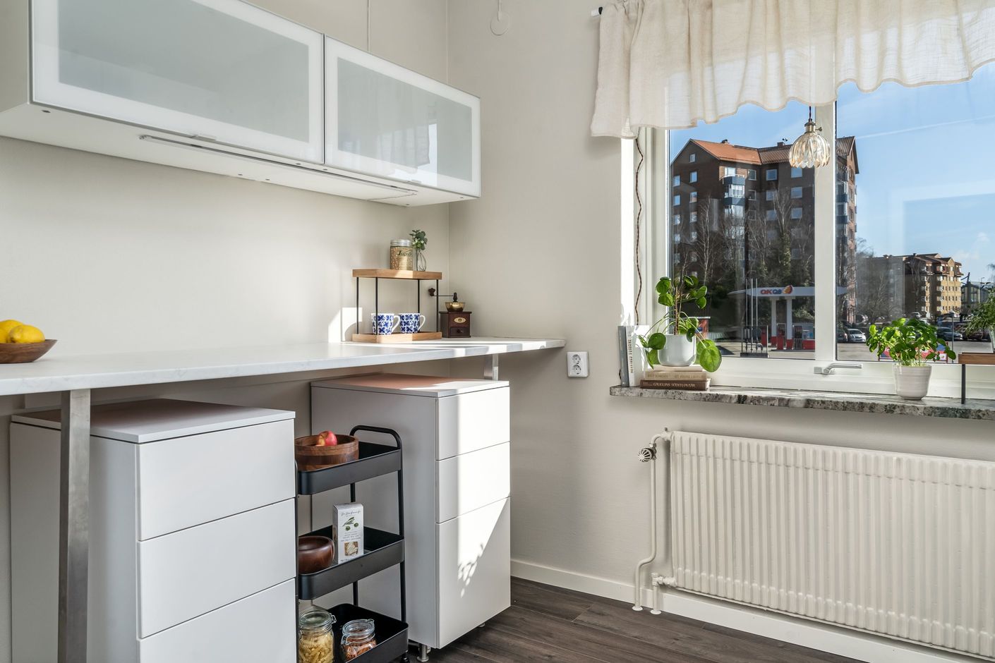 Gott om arbetsyta och förvaring i köket