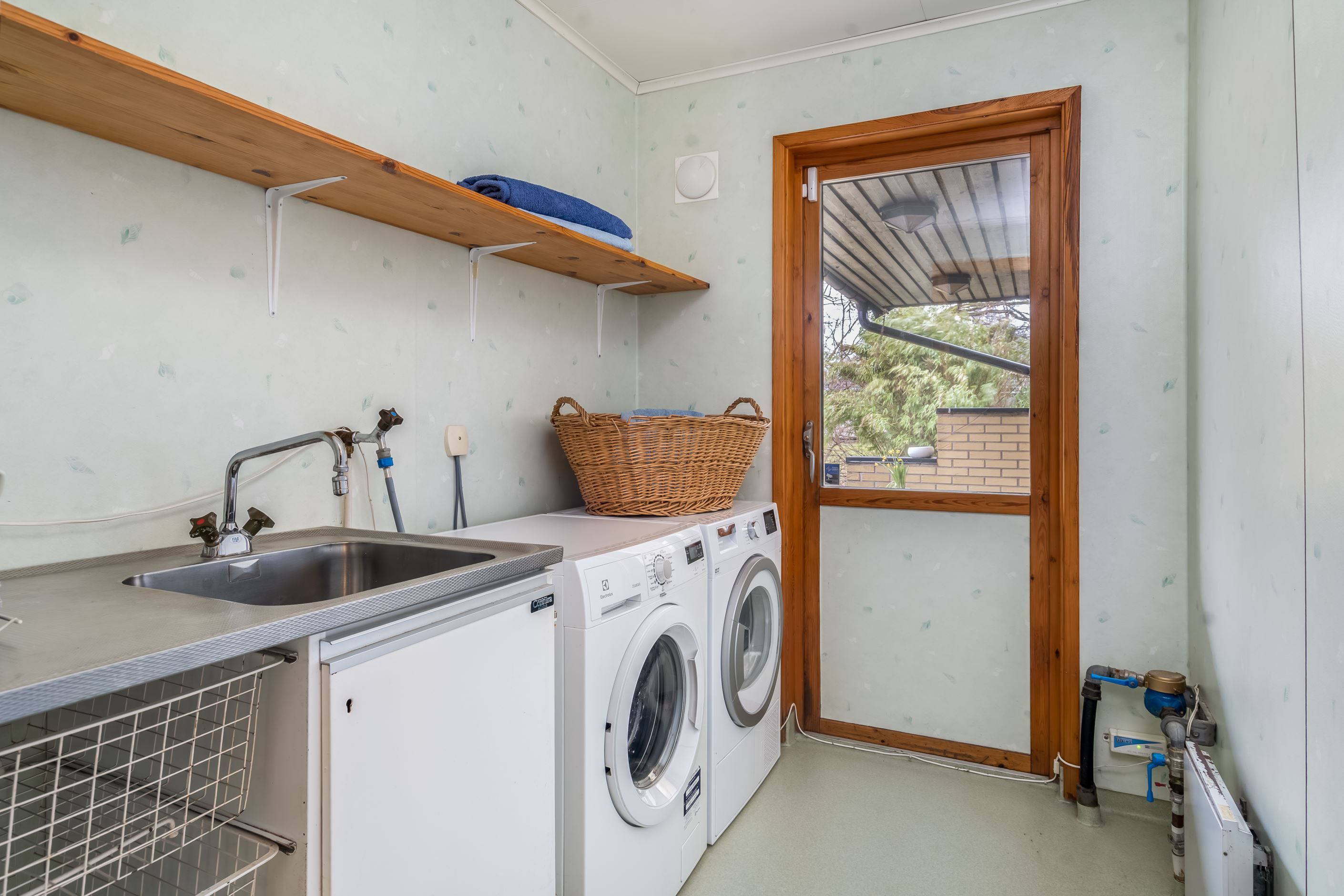 Tvättstuga med direkt tillgång till trädgården
