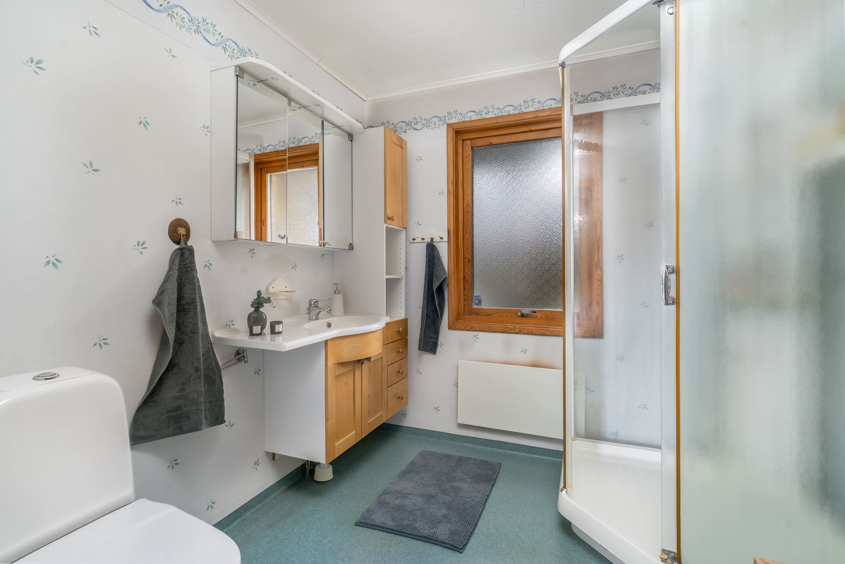 Gott om plats i det stora duschrummet