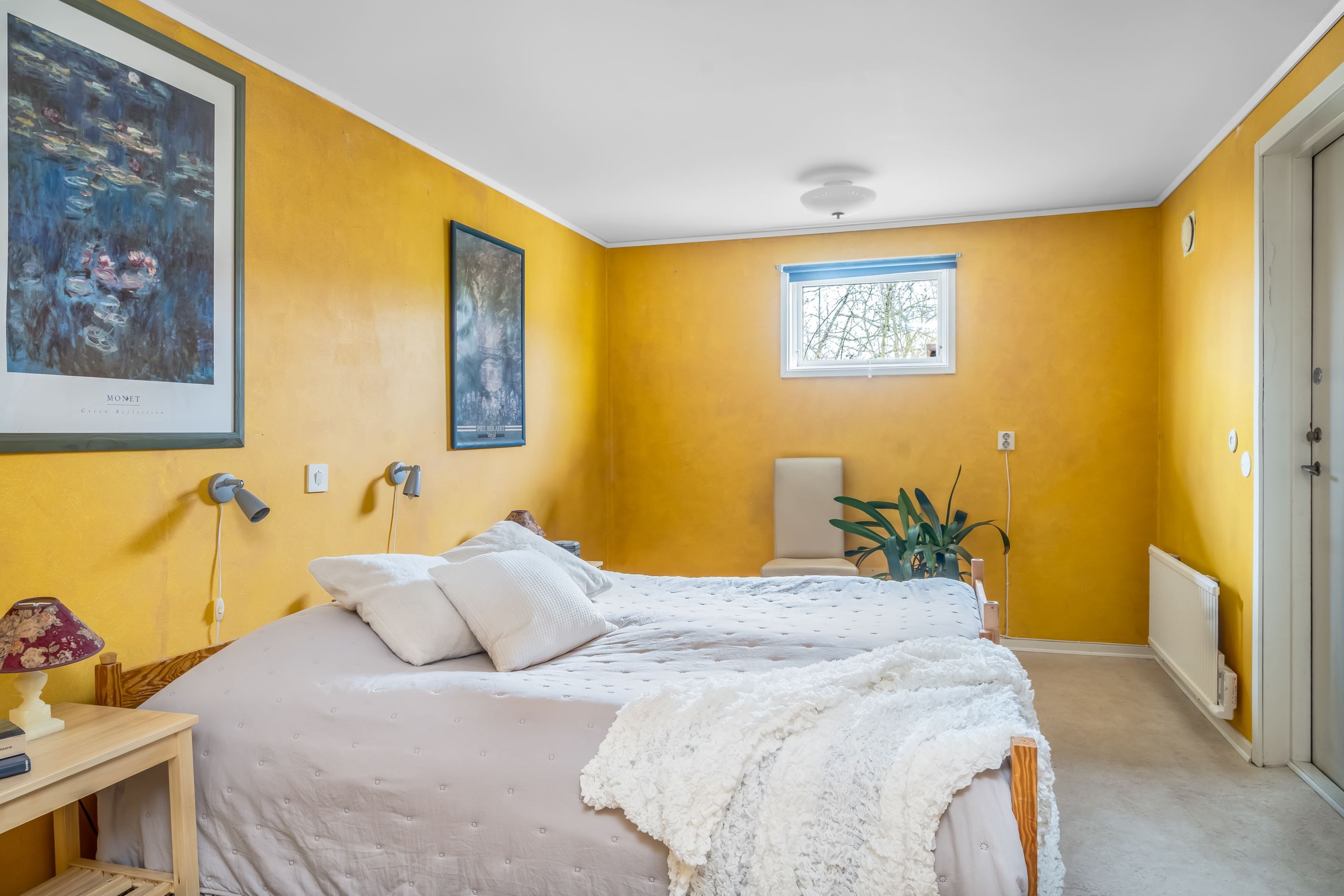 Sovrum med dörr ut till trädgården