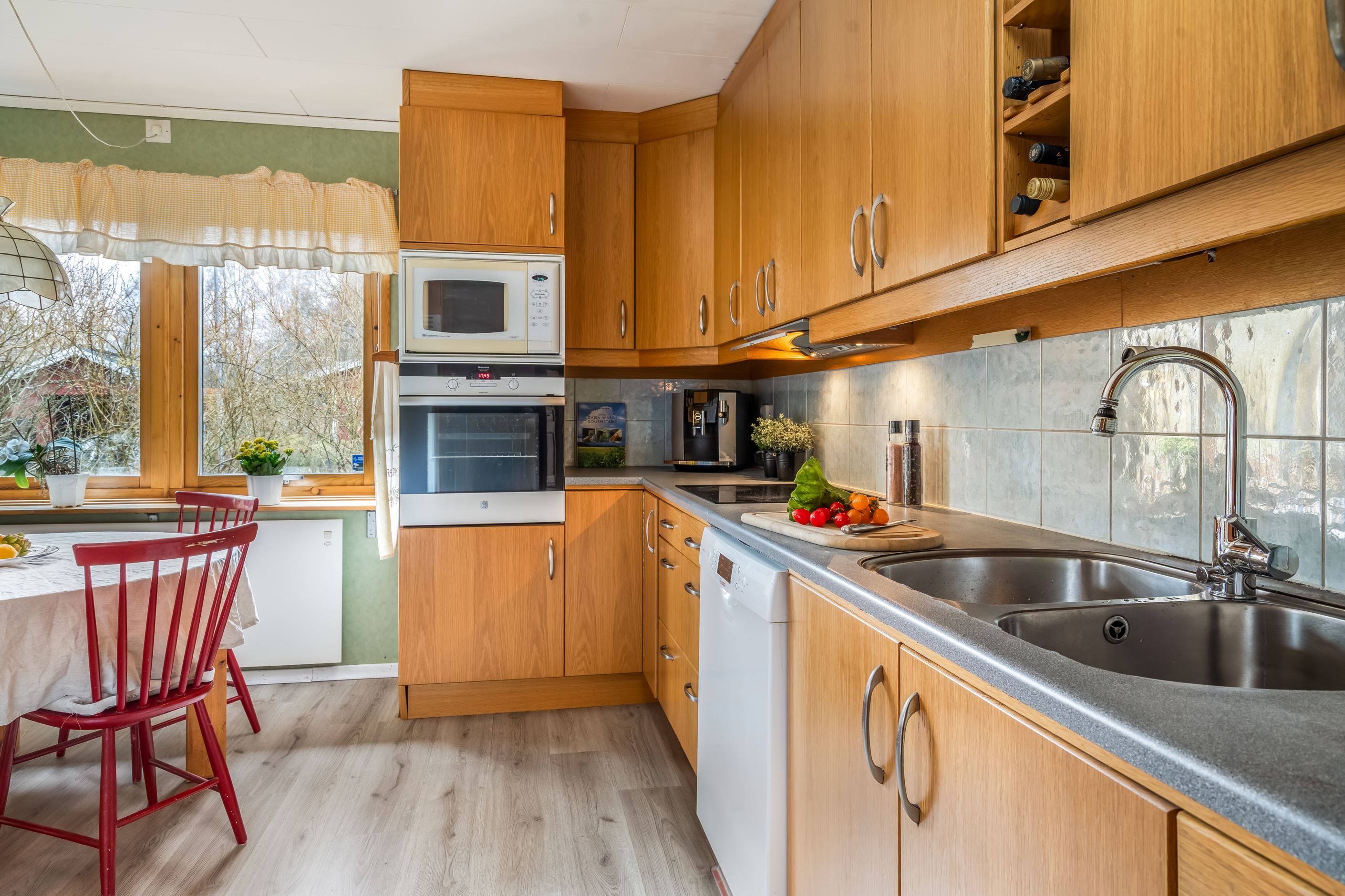 Gott om bänkyta och förvaring