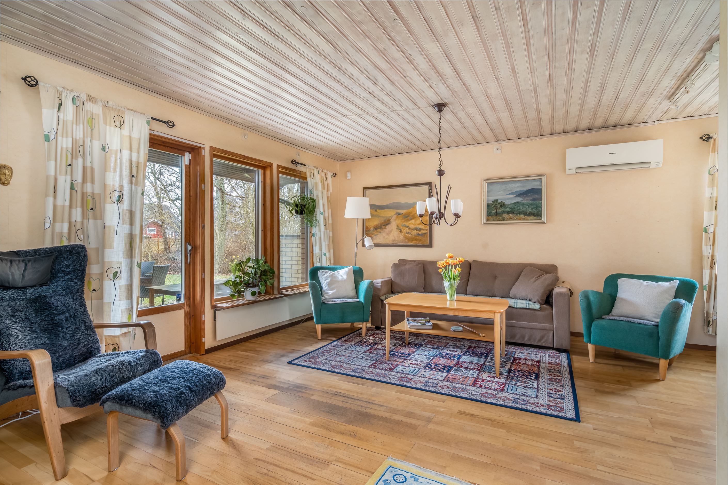 Stort och öppet vardagsrum med dörr till uteplatsen