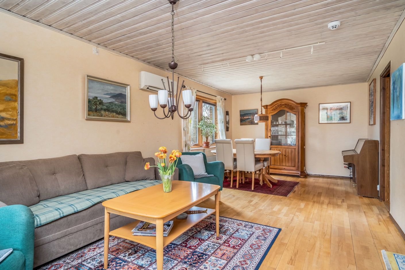 Plats för både soffgrupp och matsalsmöbler i det rymliga vardagsrummet