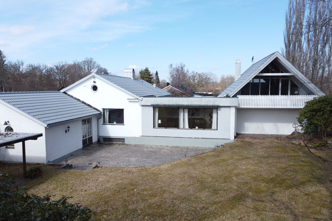 Flera uteplatser mot den stora trädgården