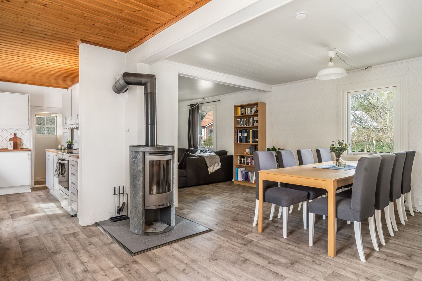 Värmande täljstenskamin centralt placerad