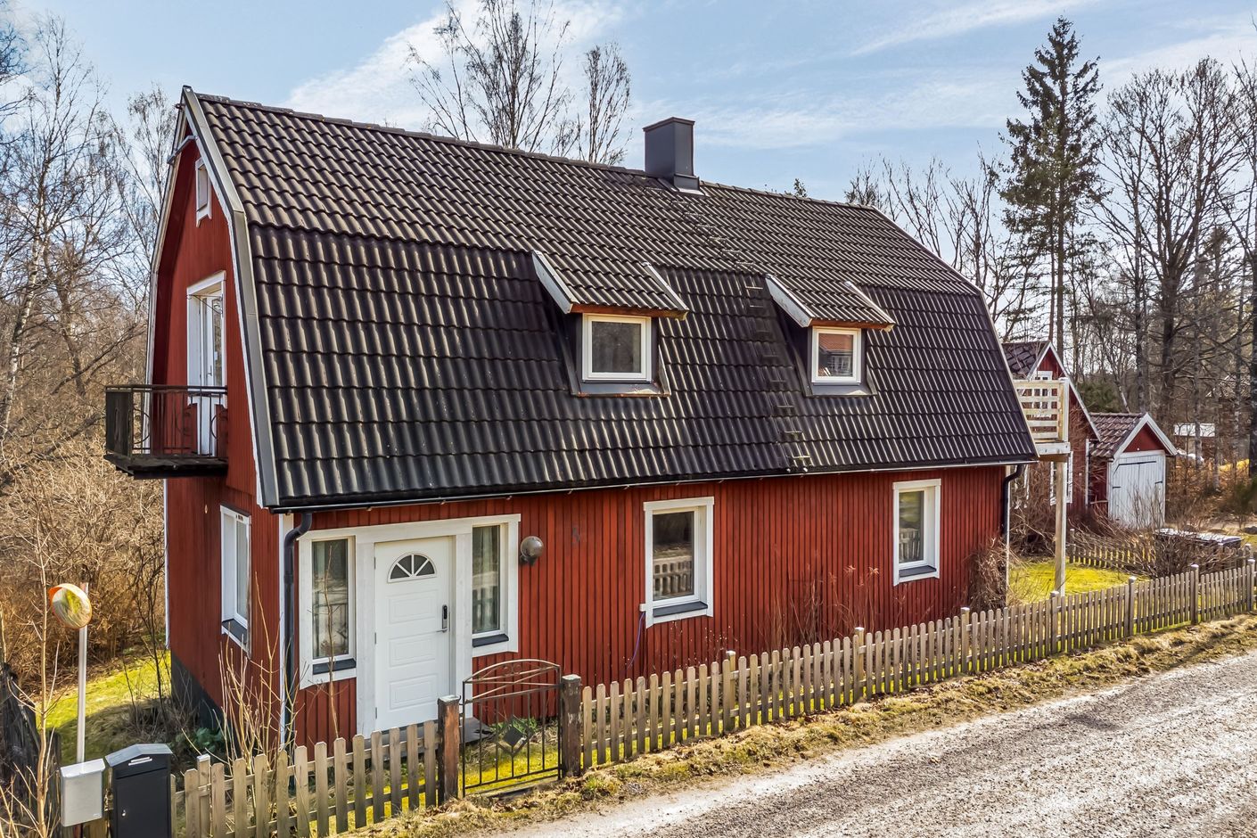 Charmig röd trävilla med naturnära läge