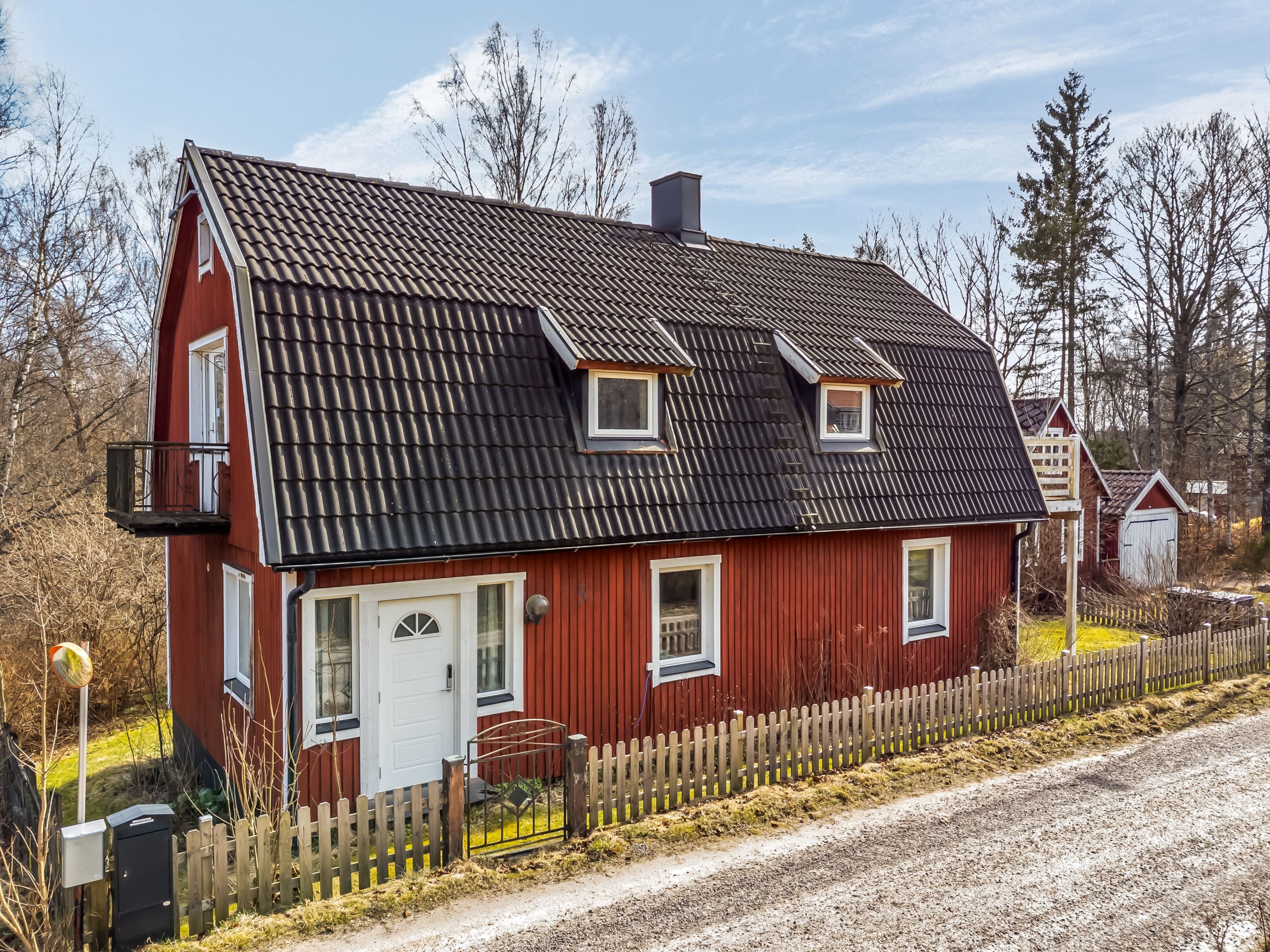 Charmig röd trävilla med naturnära läge