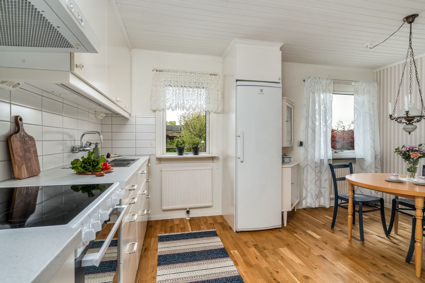 Ljust och öppet kök med matplats