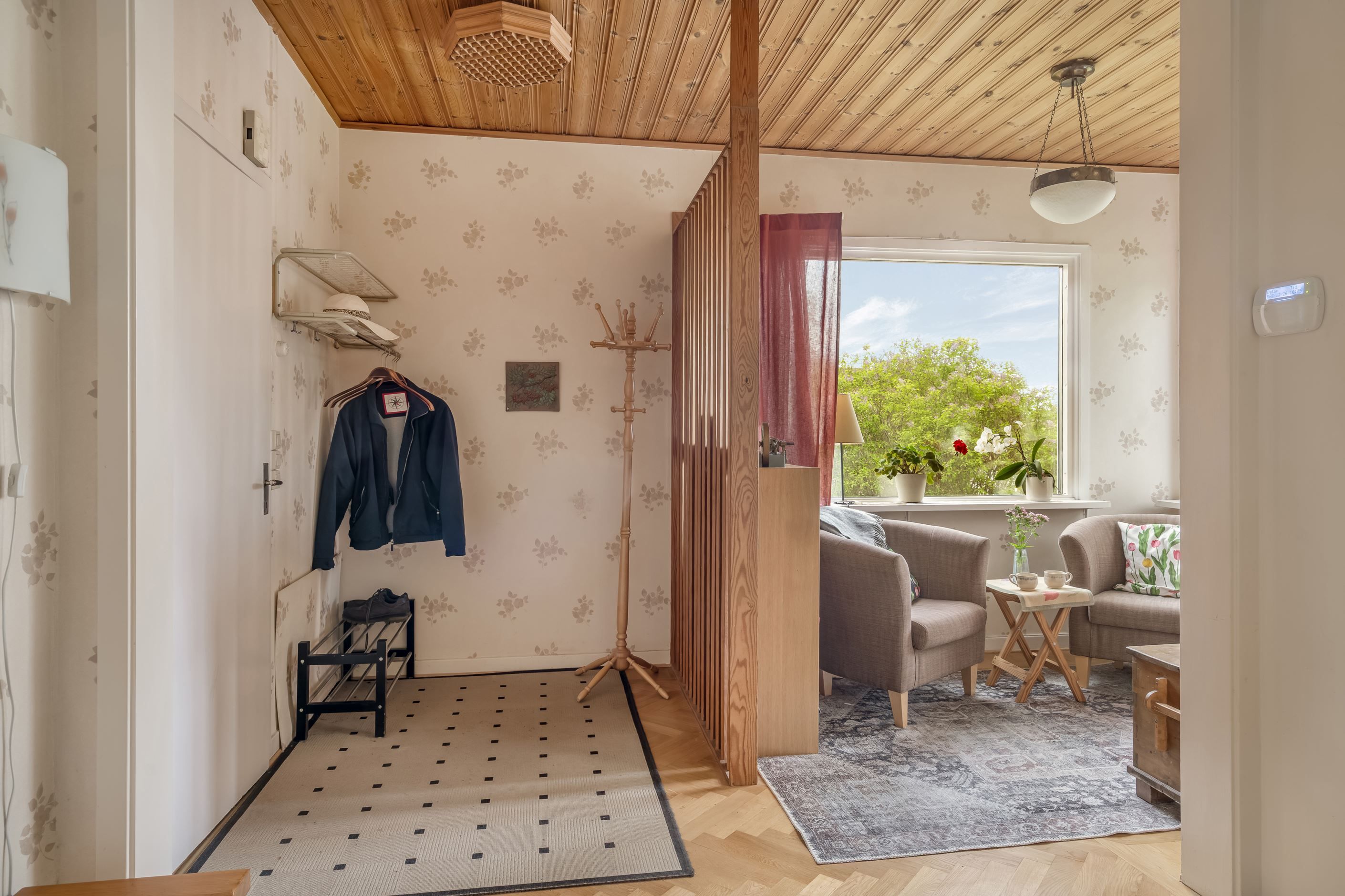 I en del av den stora hallen finns en ljus och mysig liten loungehörna