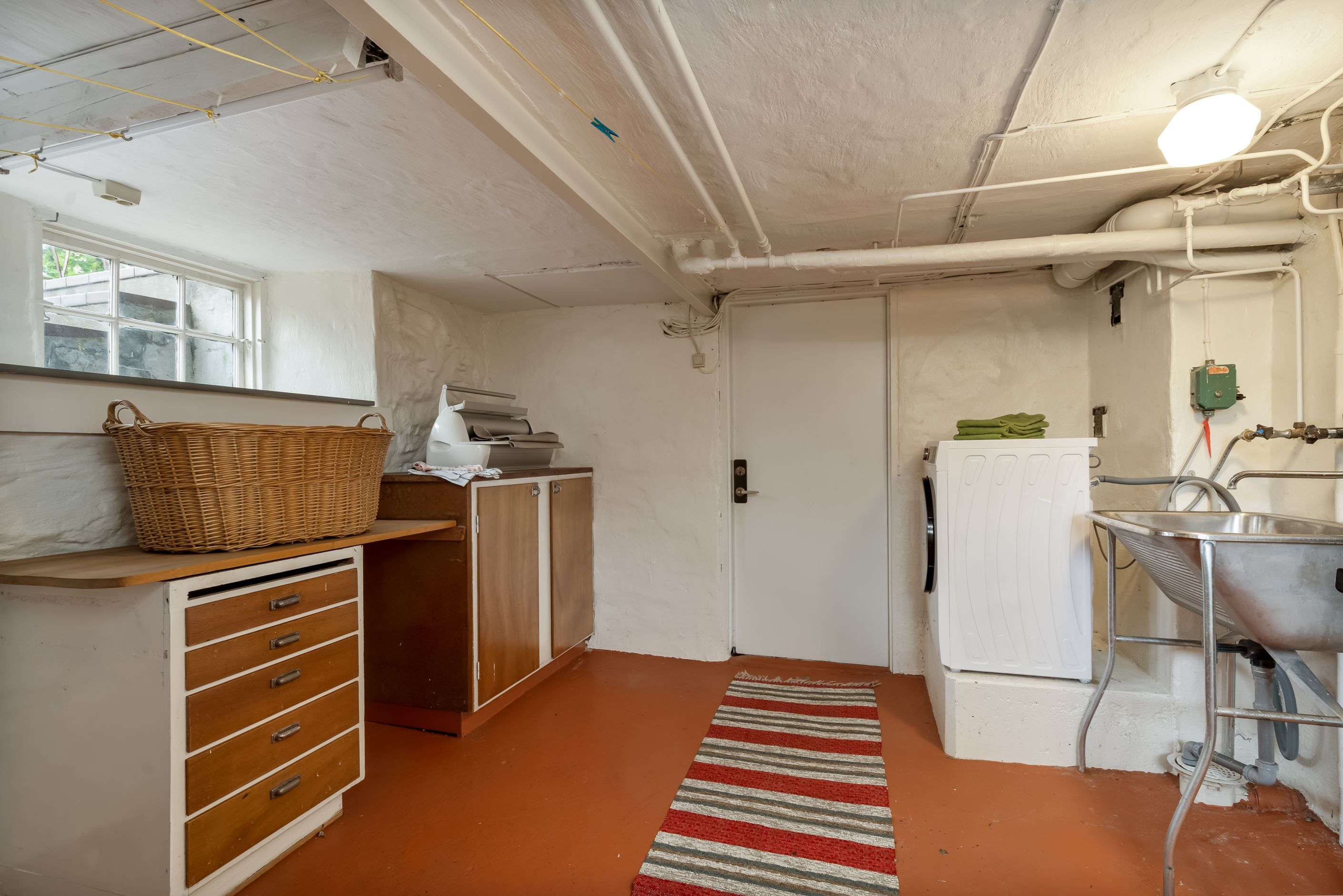 Väl tilltagen tvättstuga på källarplan