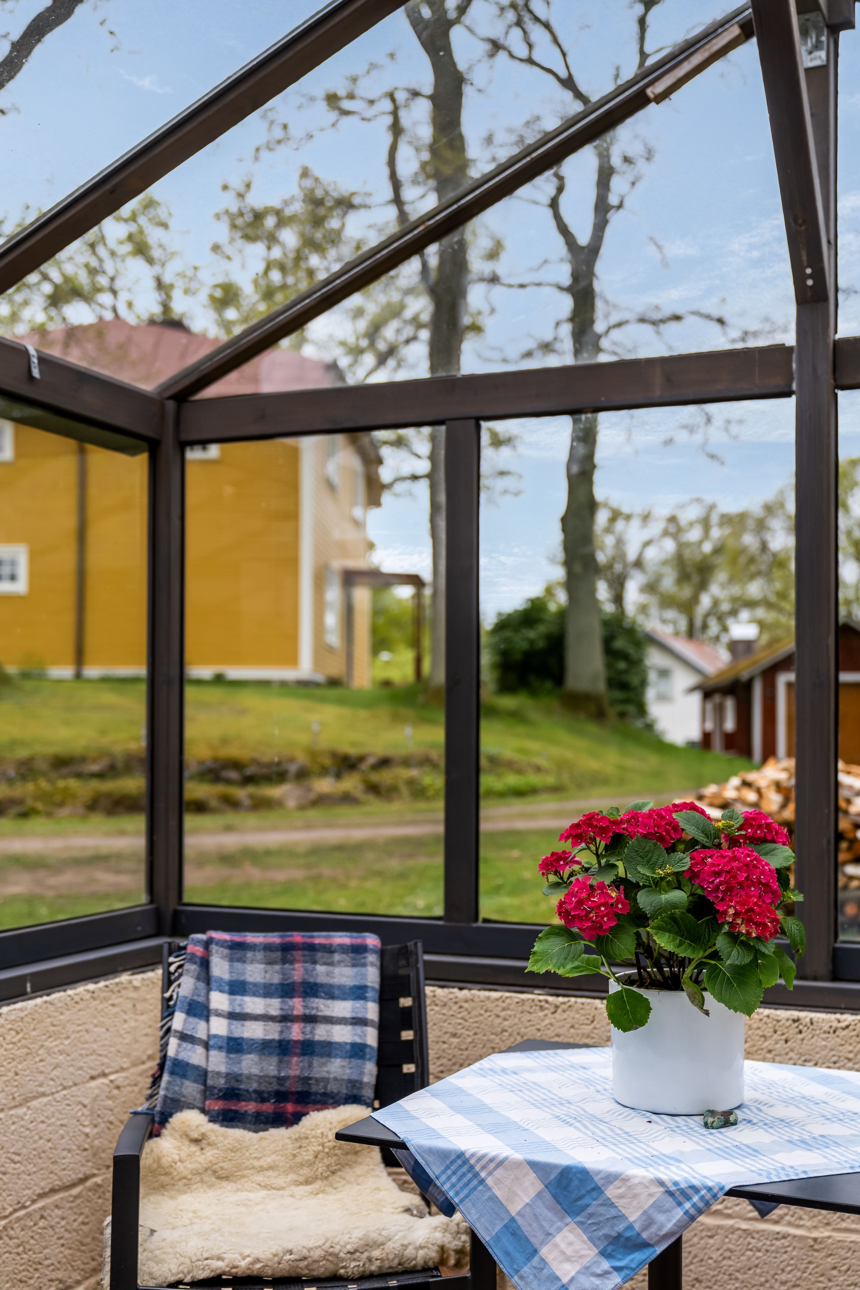 Ta en kopp kaffe och njut en stund i orangeriet