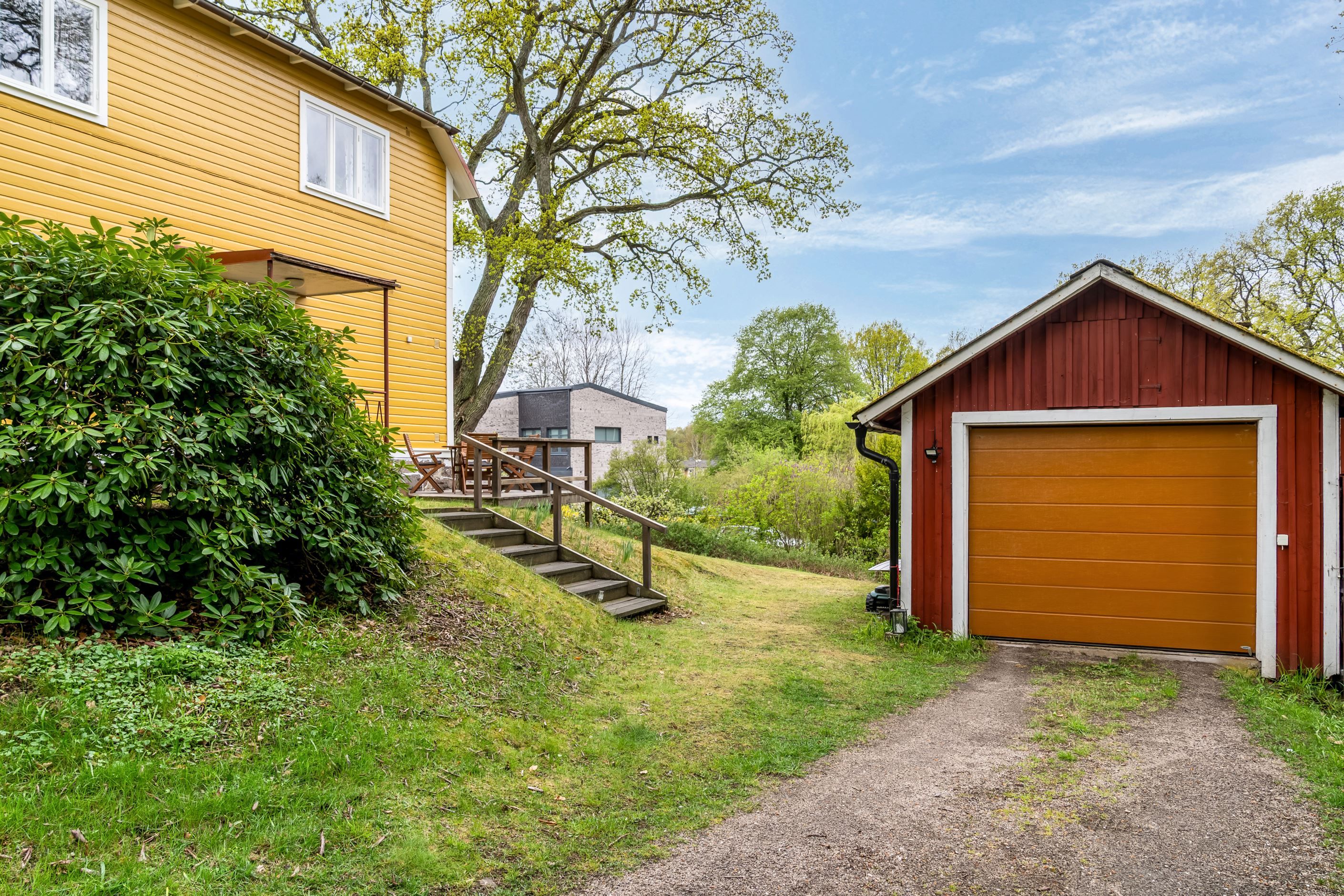 Garage precis vid köksentrén till huset