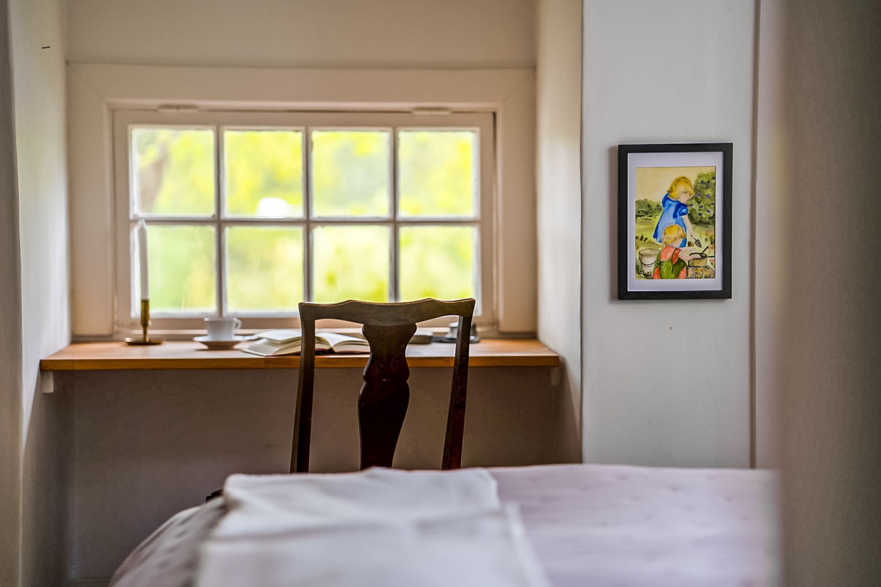 De charmiga små spröjsade fönstren återfinns i flera rum på övre plan