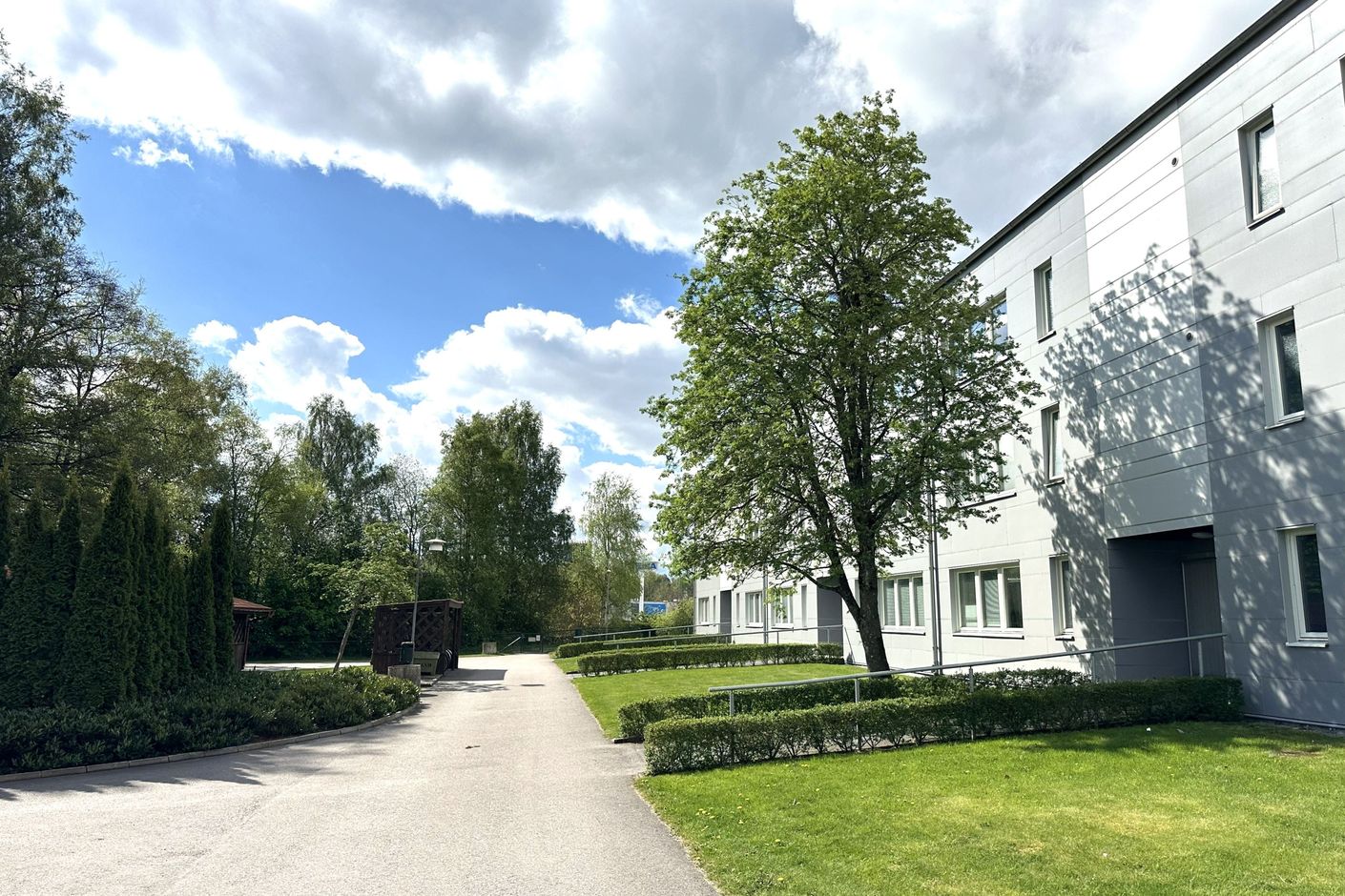 Trevligt område med träd och gräsytor