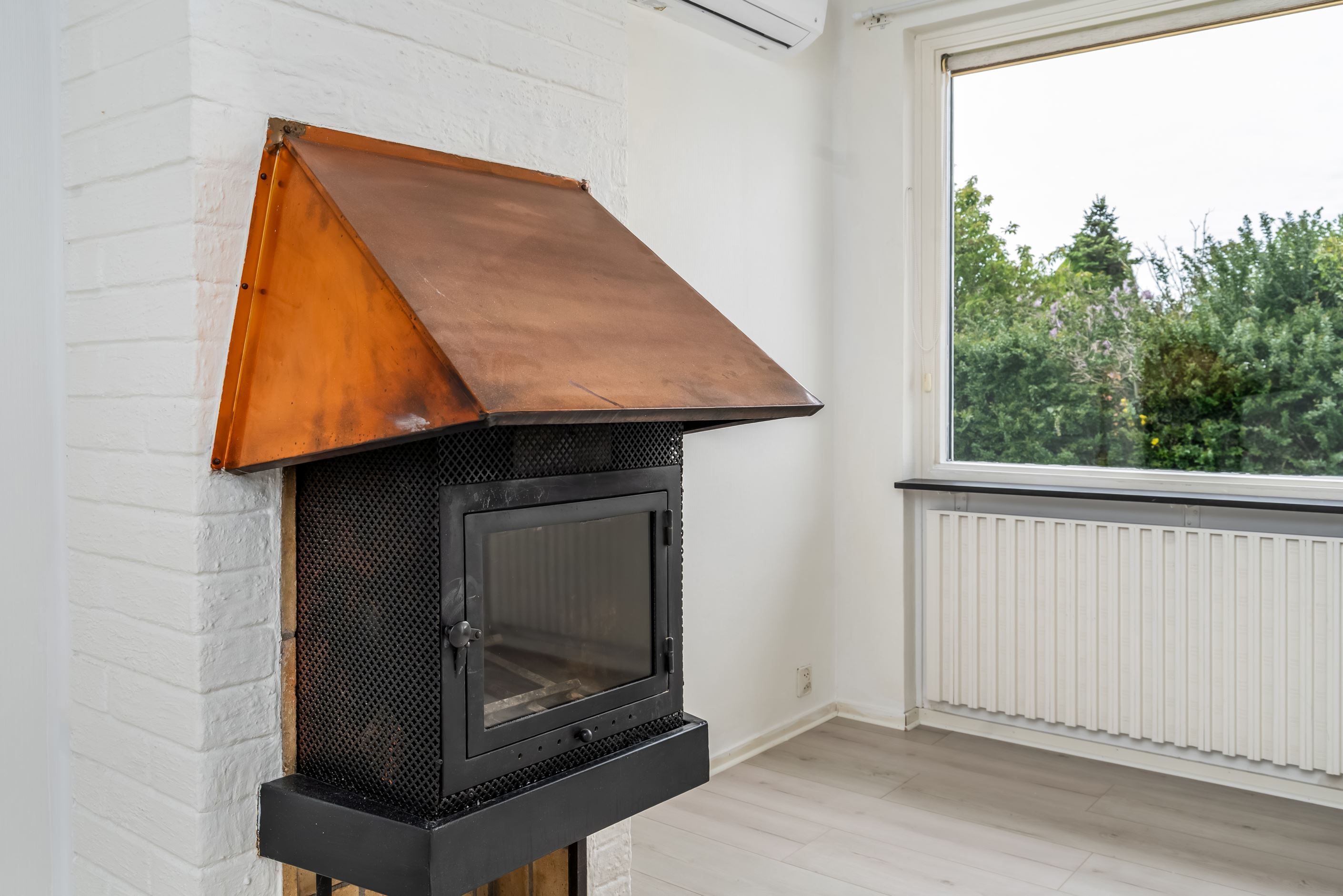 Värmande kamin i vardagsrummet
