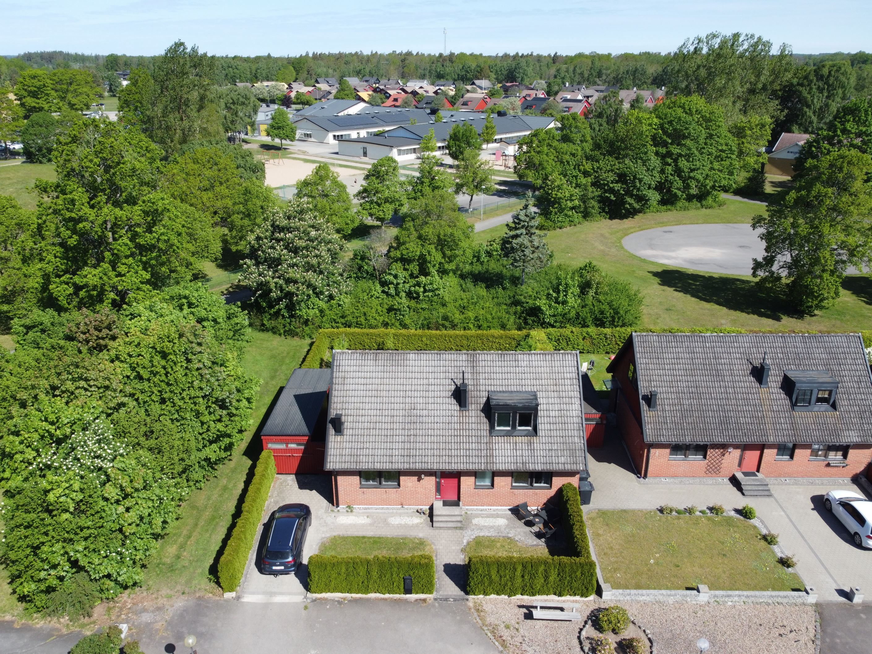 Sista huset på gatan med grönområden som närmsta garnne