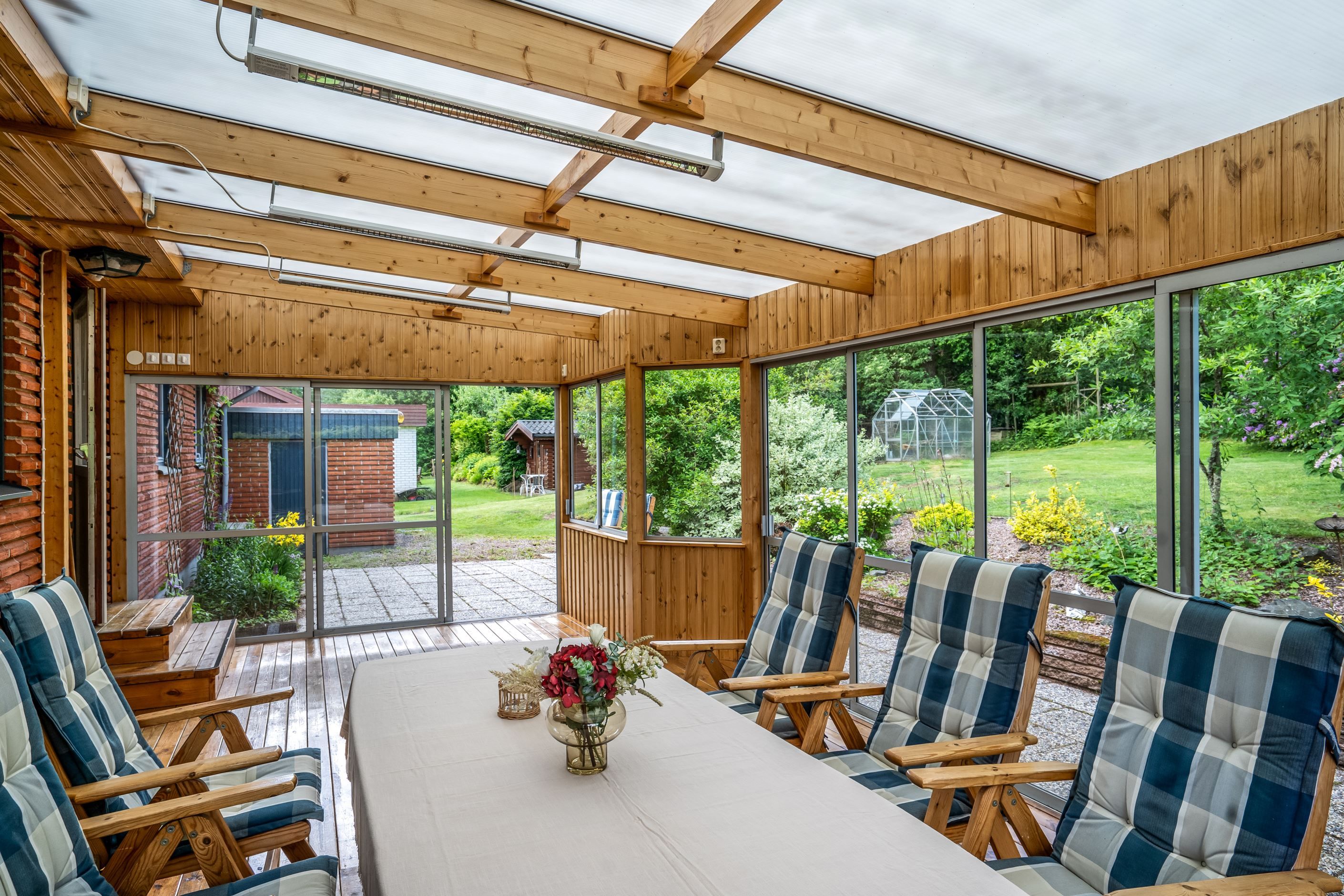 Praktiska skjutdörrspartier ger svalka varma sommardagar