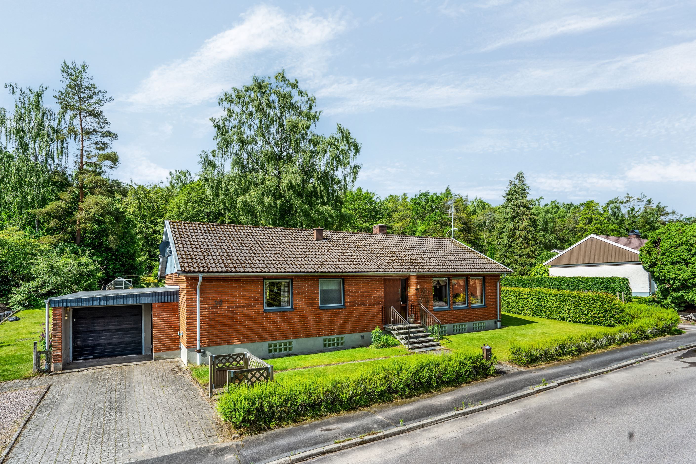 Praktiskt garage med uppställningsplats för två bilar