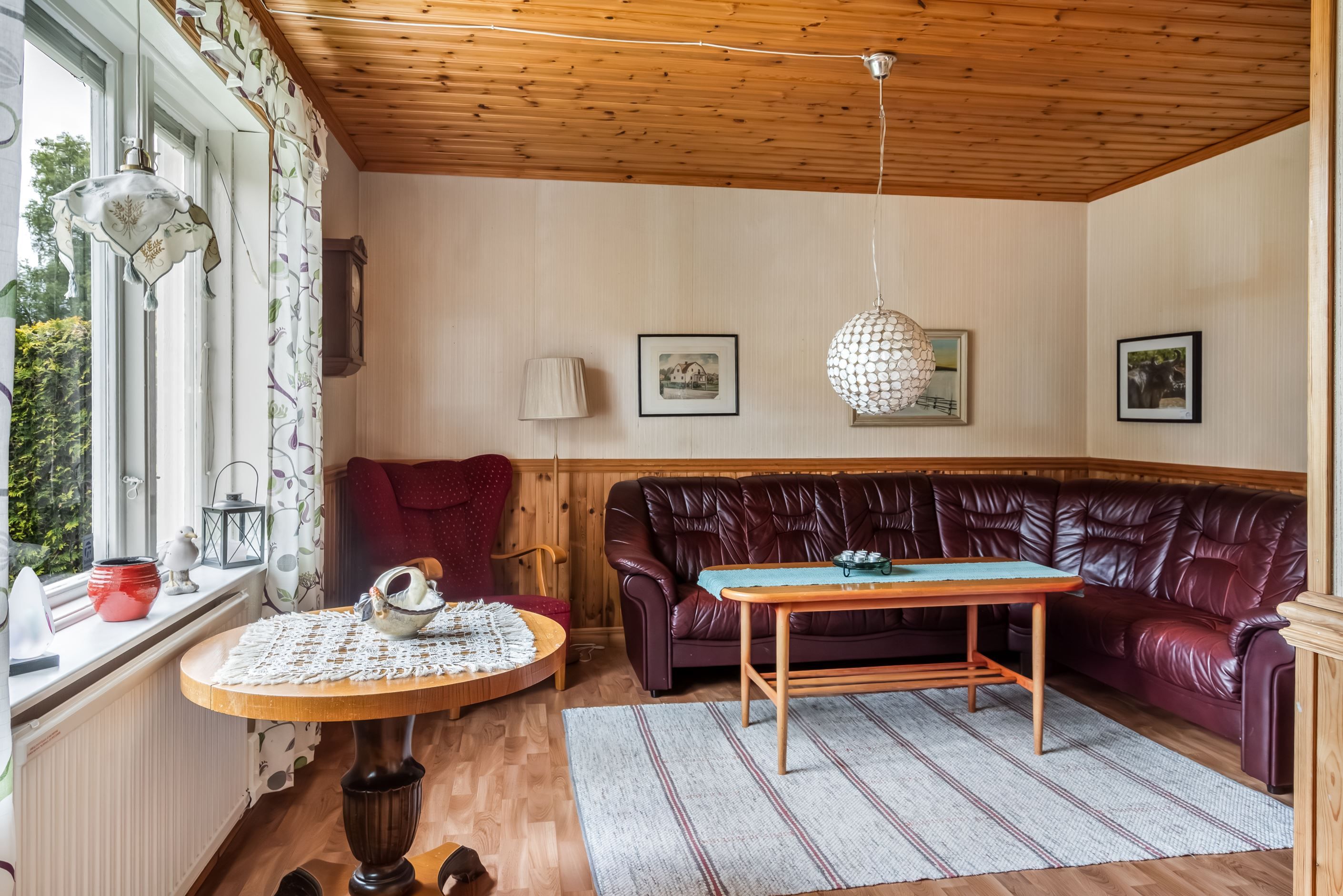 Vardagsrum som även kan göras om till ett sovrum på entréplan