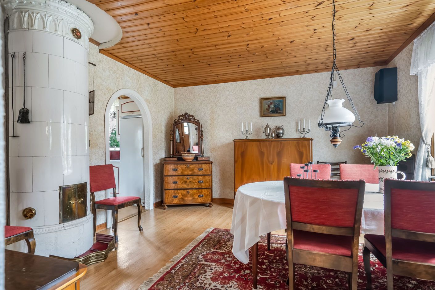 Matrum med vacker kakelugn
