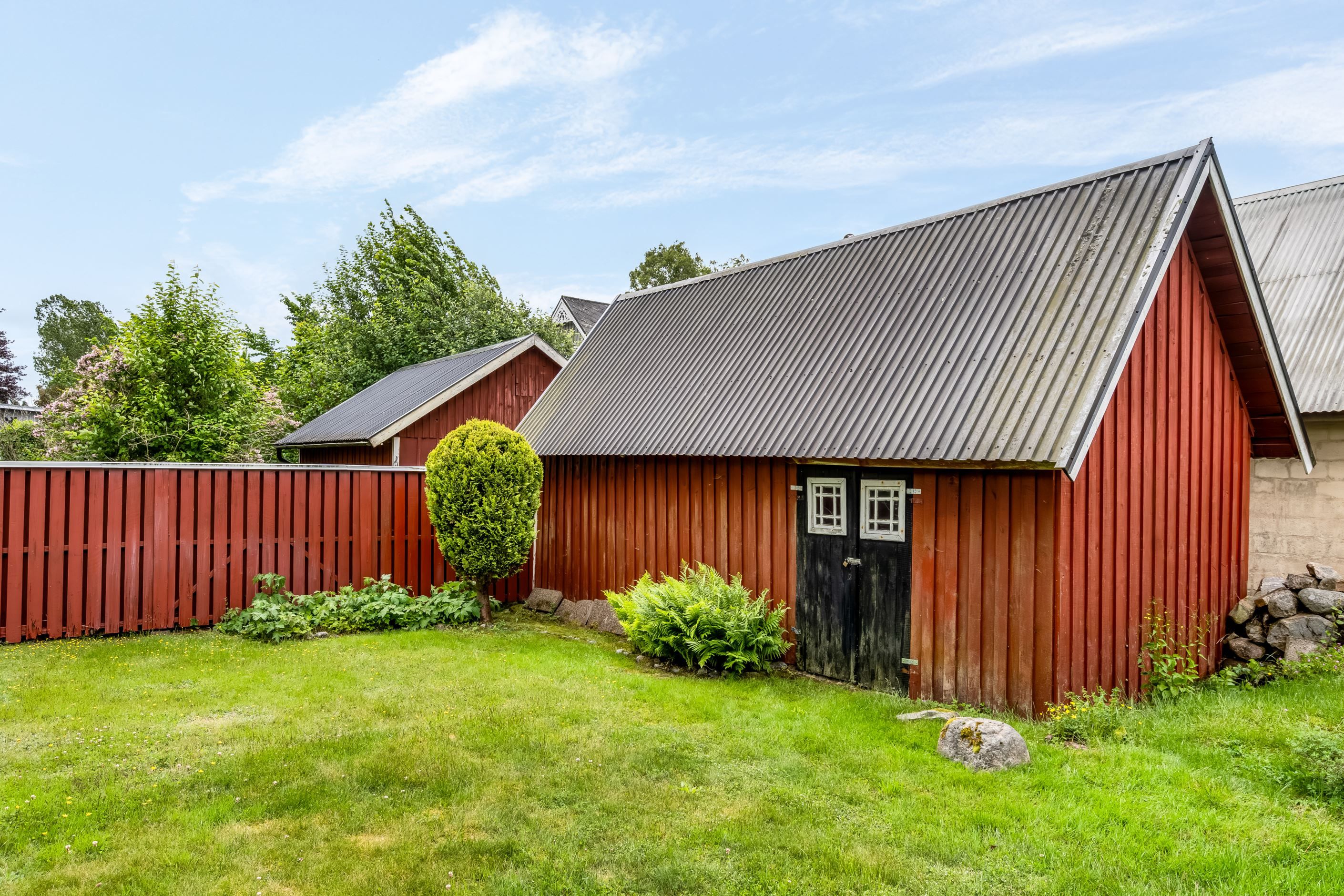 Praktiskt uthus i trädgården