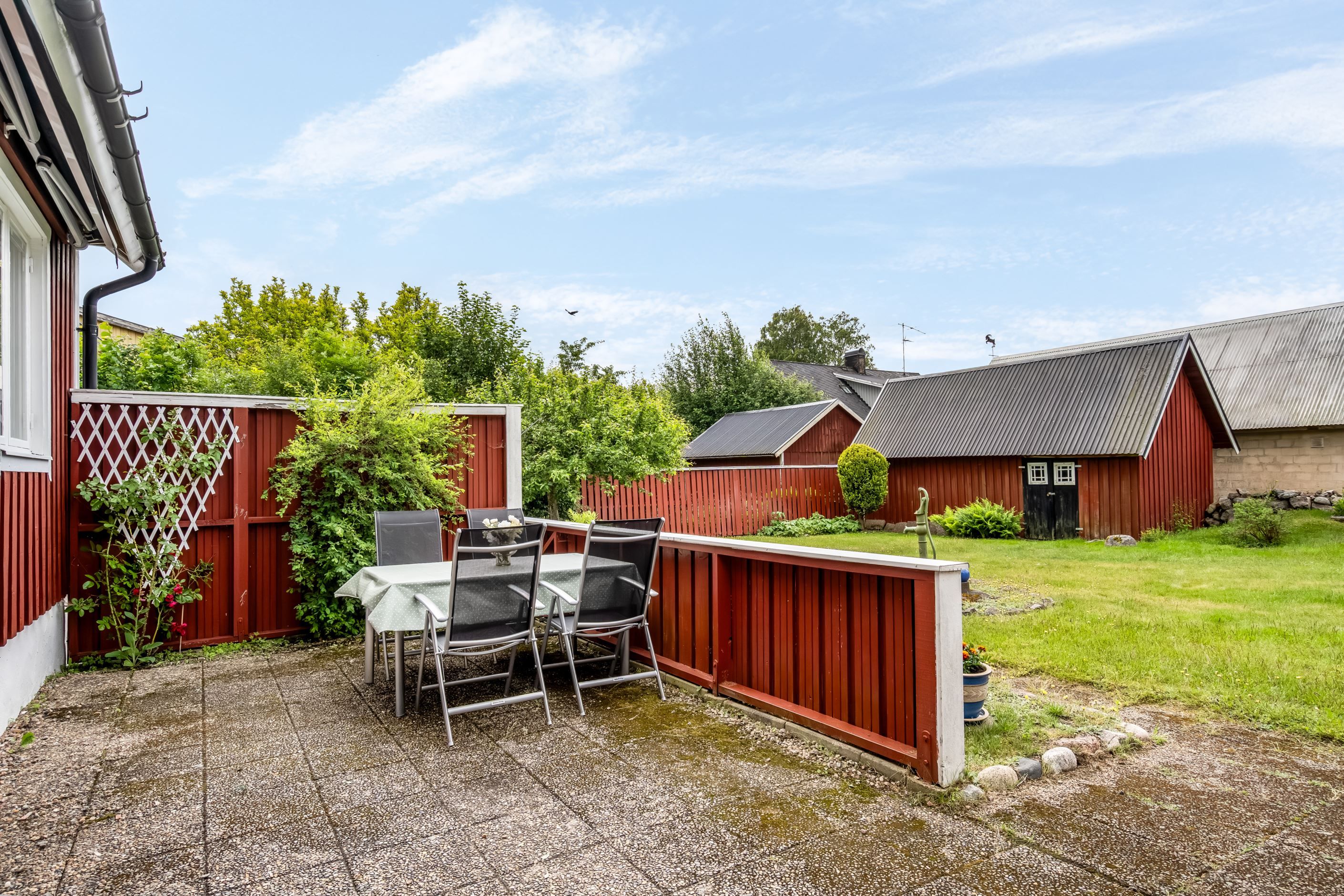 Mysigt inramad uteplats