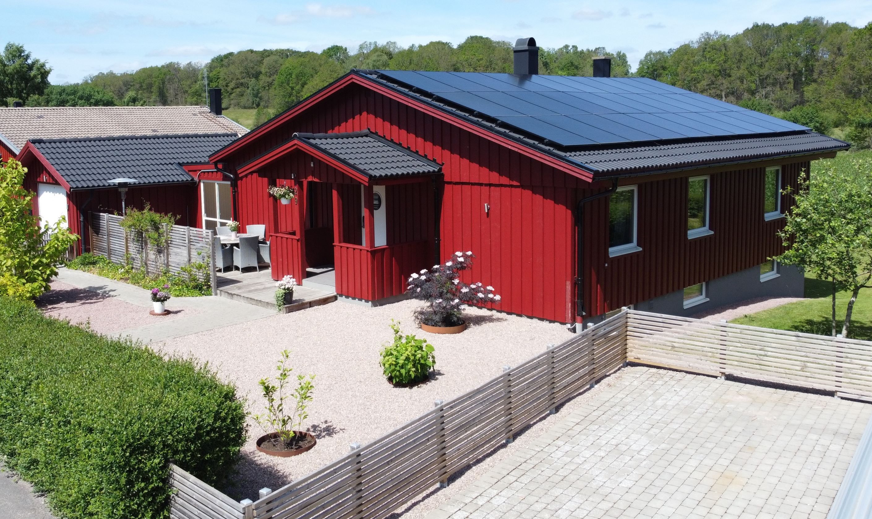 På tomten finns både garage och två uppställningsplatser