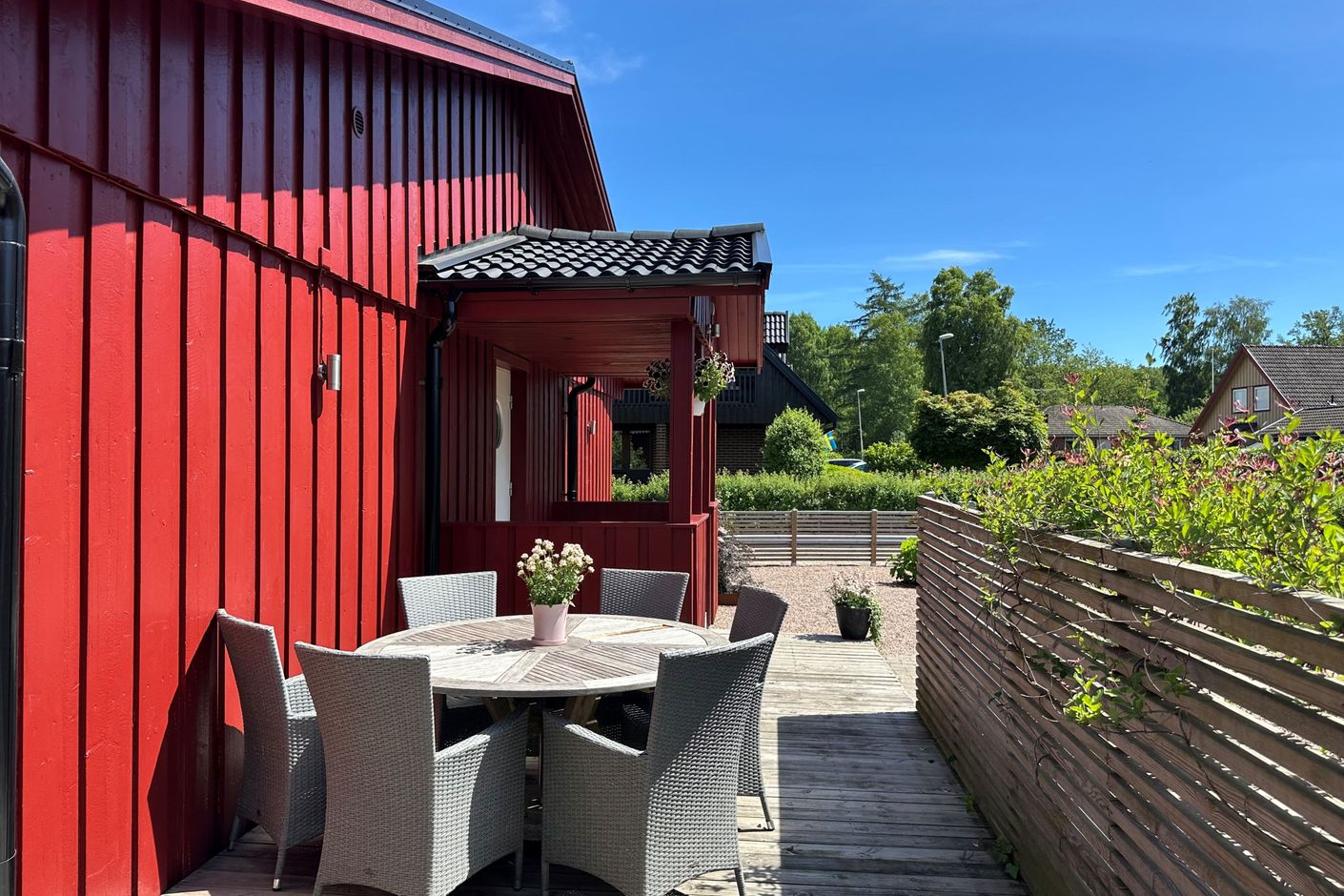 Morgonkaffet kan njutas i solen på framsidan