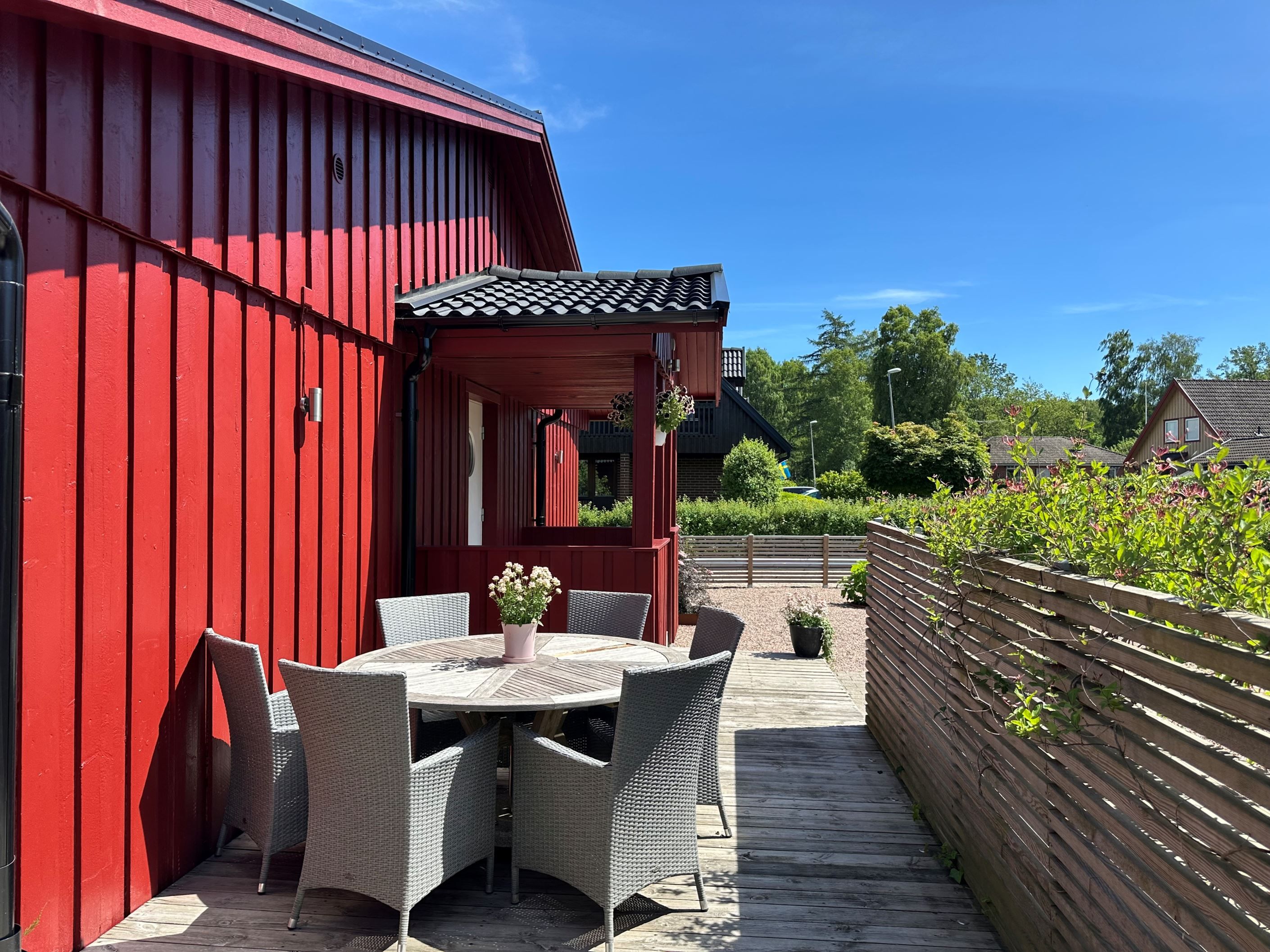 Morgonkaffet kan njutas i solen på framsidan