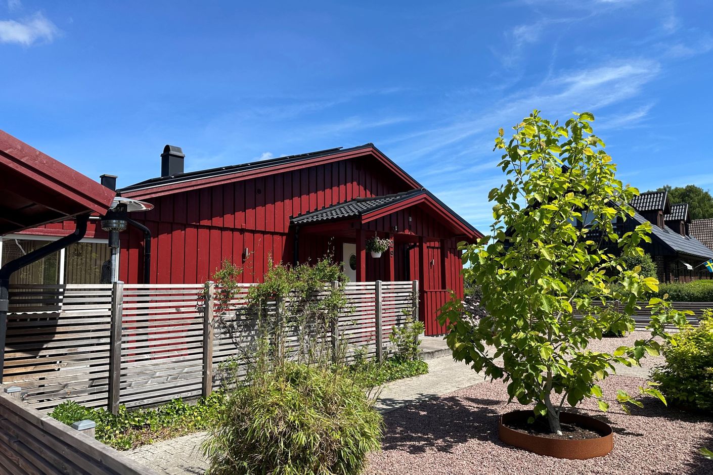 Praktisk singel med buskar på framsidan