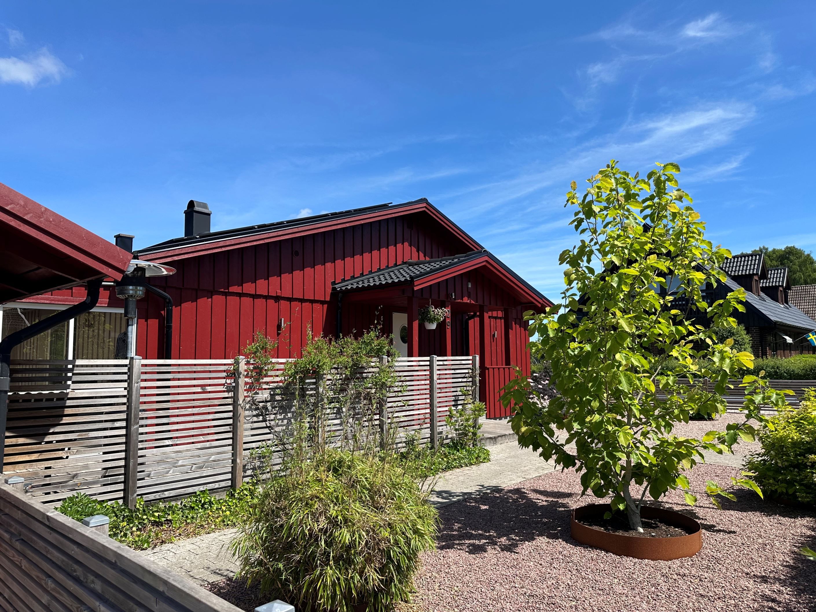 Praktisk singel med buskar på framsidan