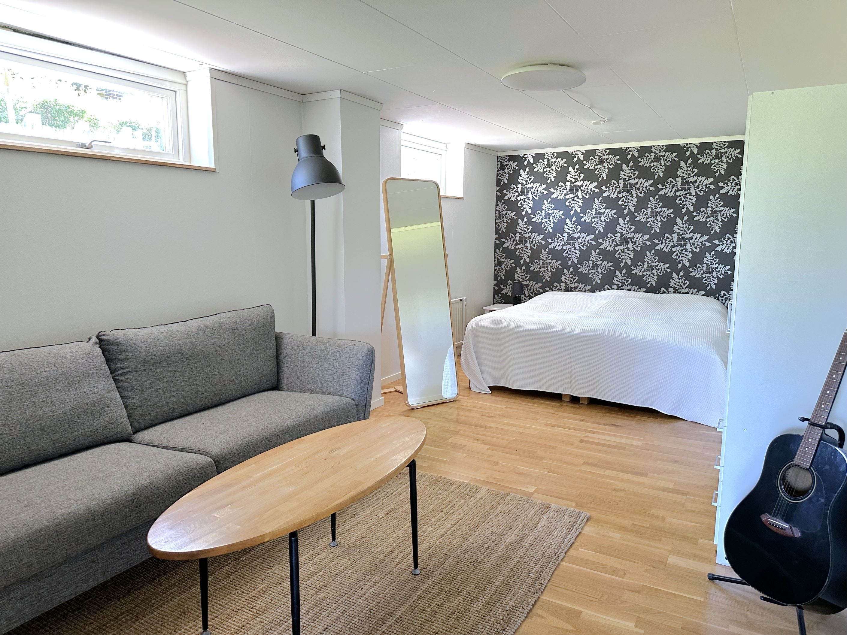 Stort sovrum på souterrängplan