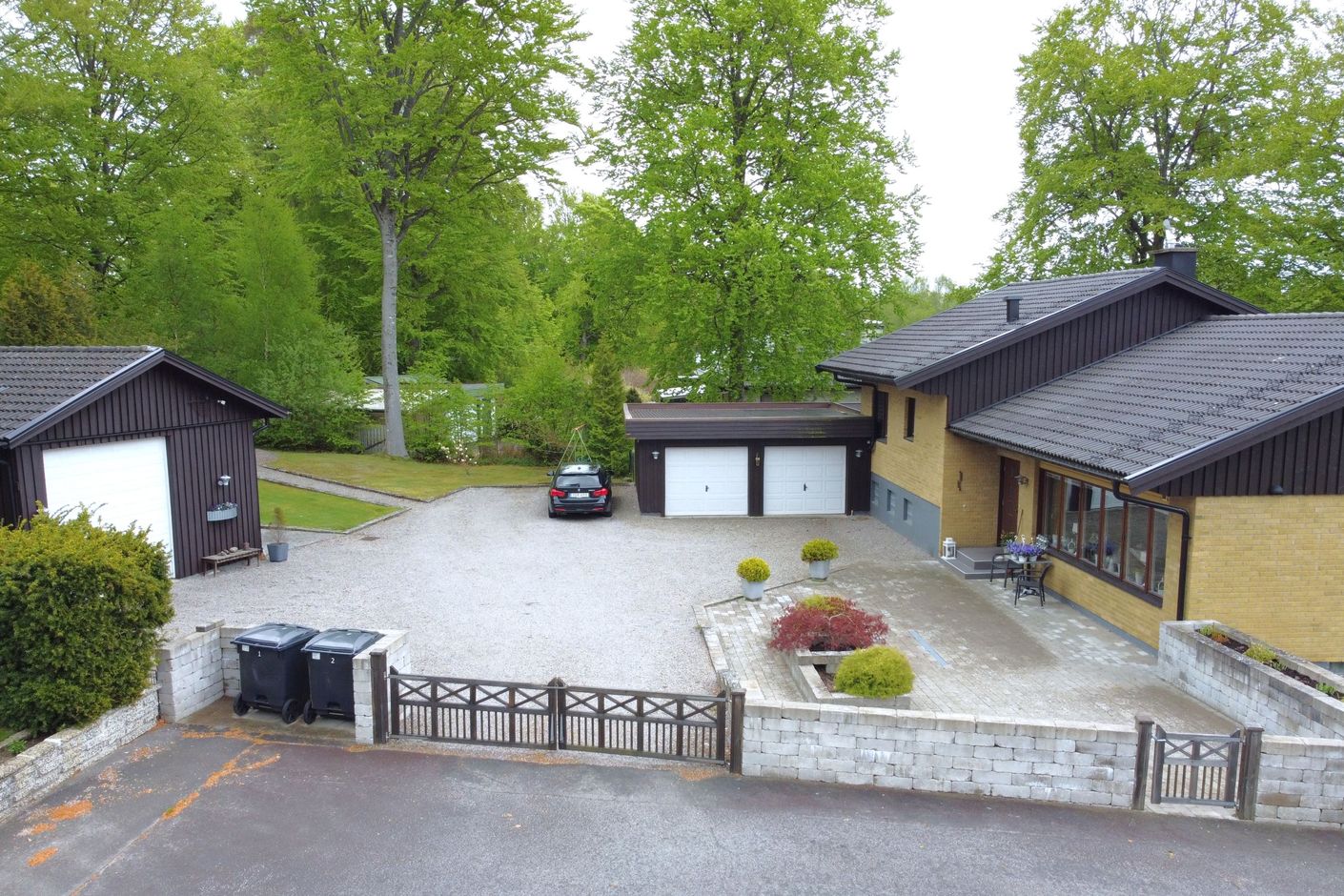 Hus med gårdsplan