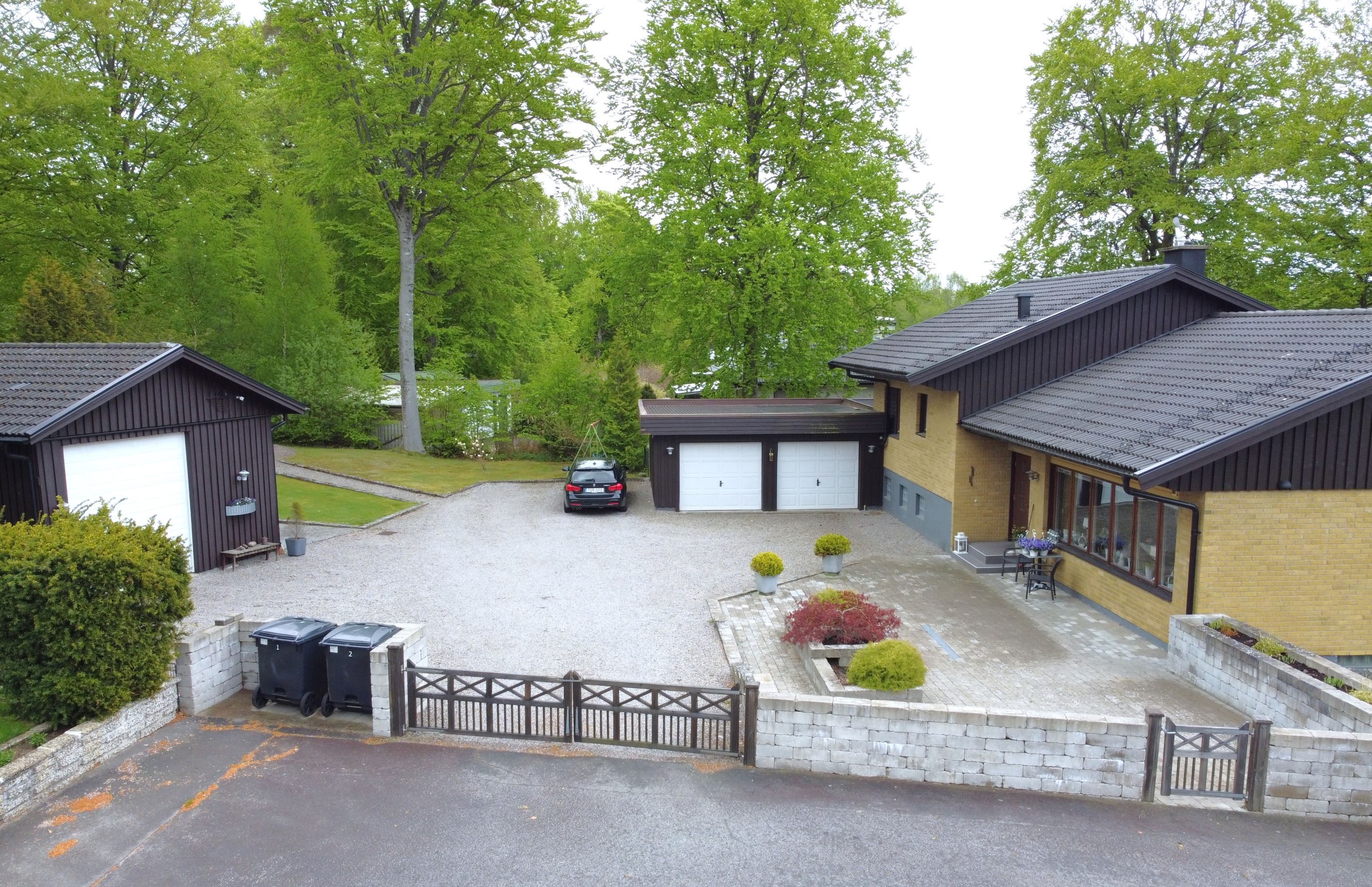 Hus med gårdsplan