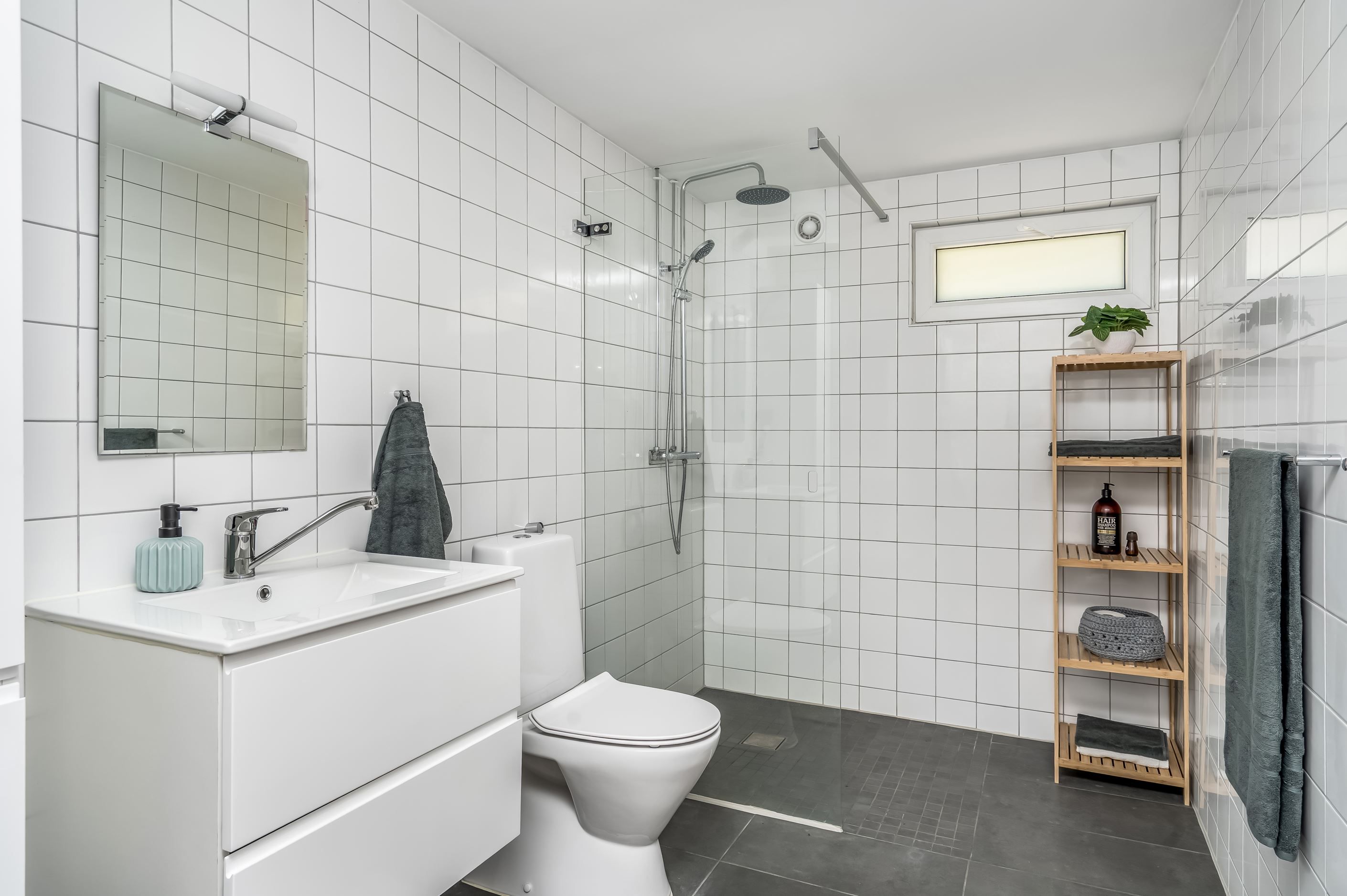 Stort helkaklat badrum
