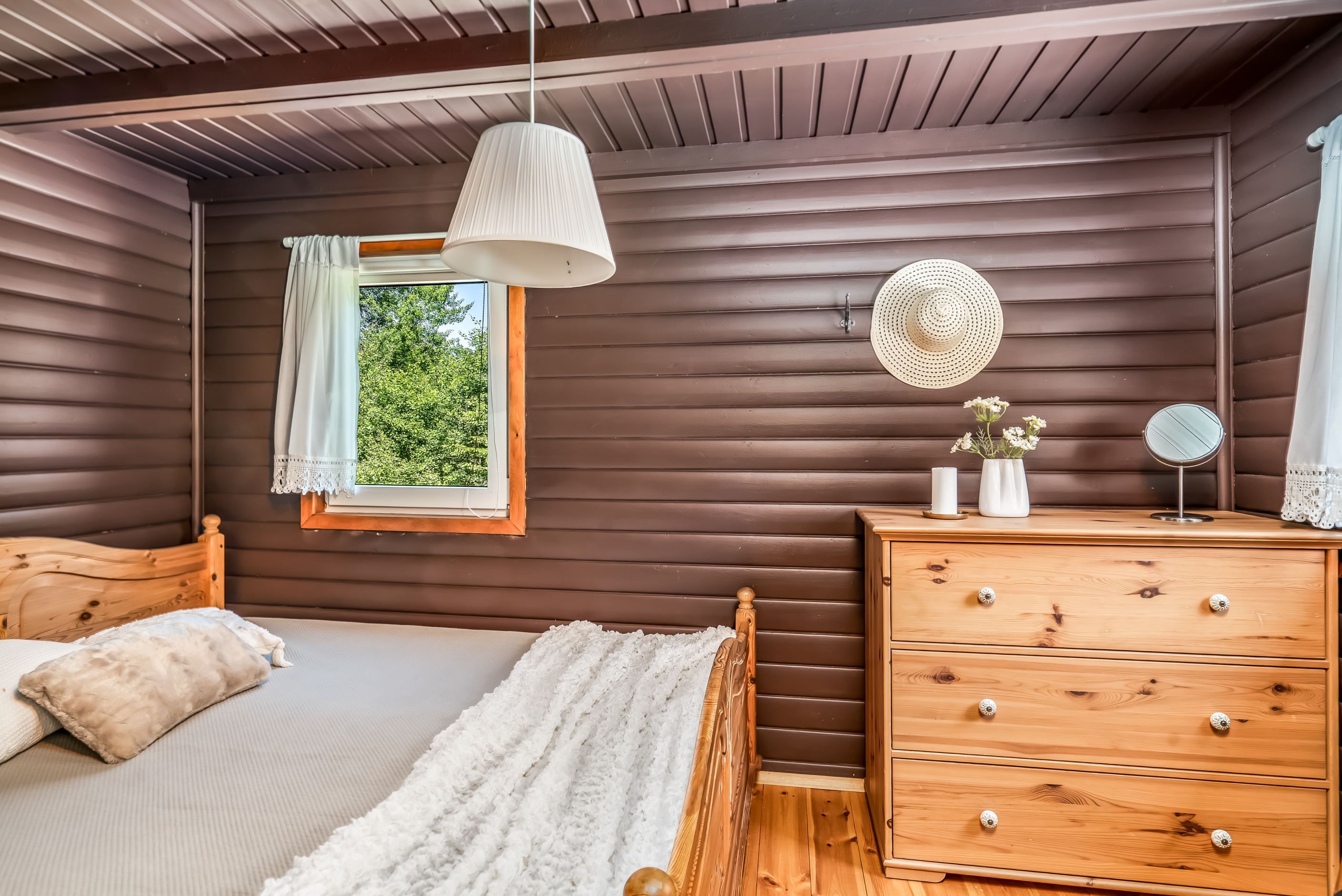 Charmigt sovrum med fönster åt två väderstreck