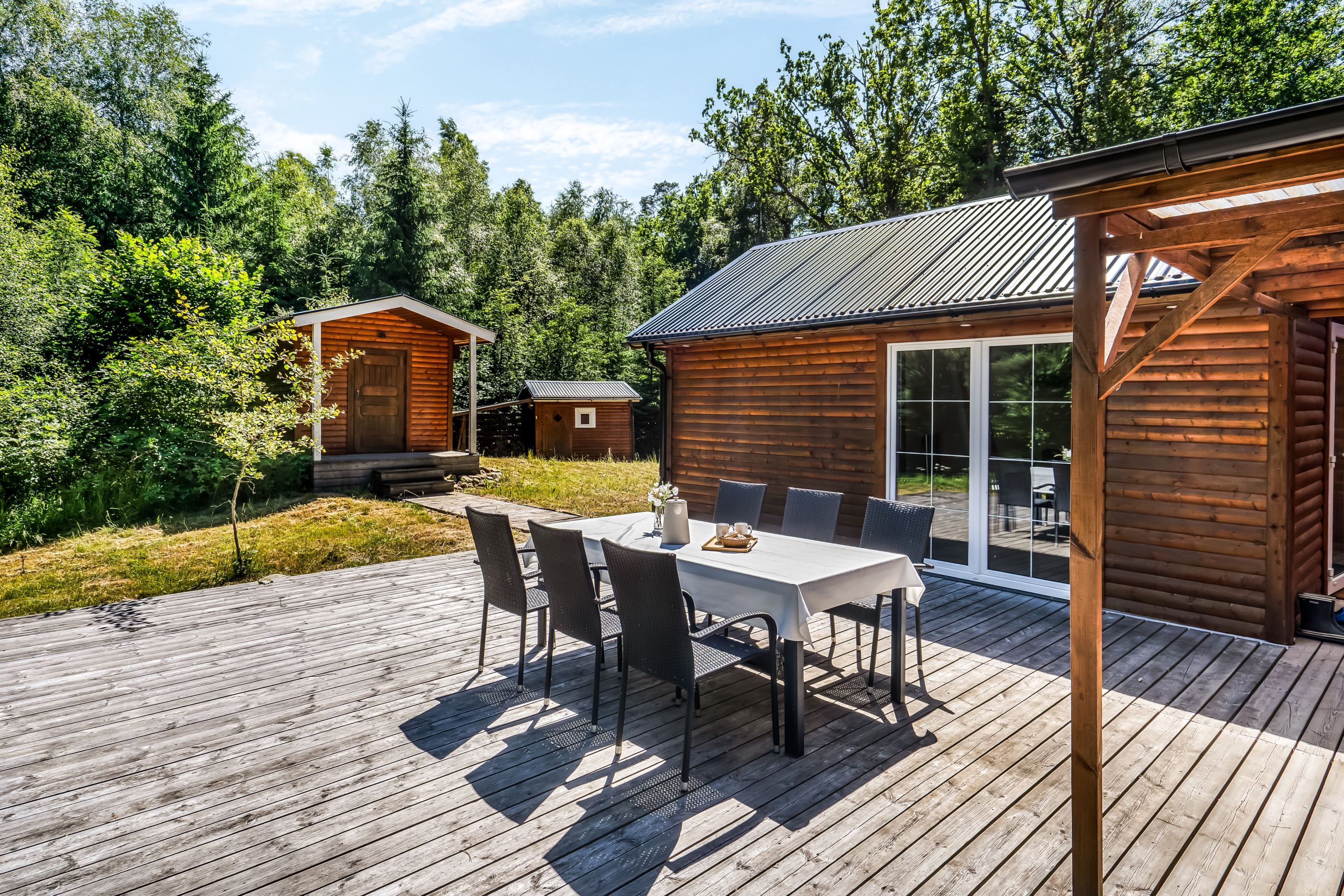 Det generösa trädäcket har plats för både familj och vänner