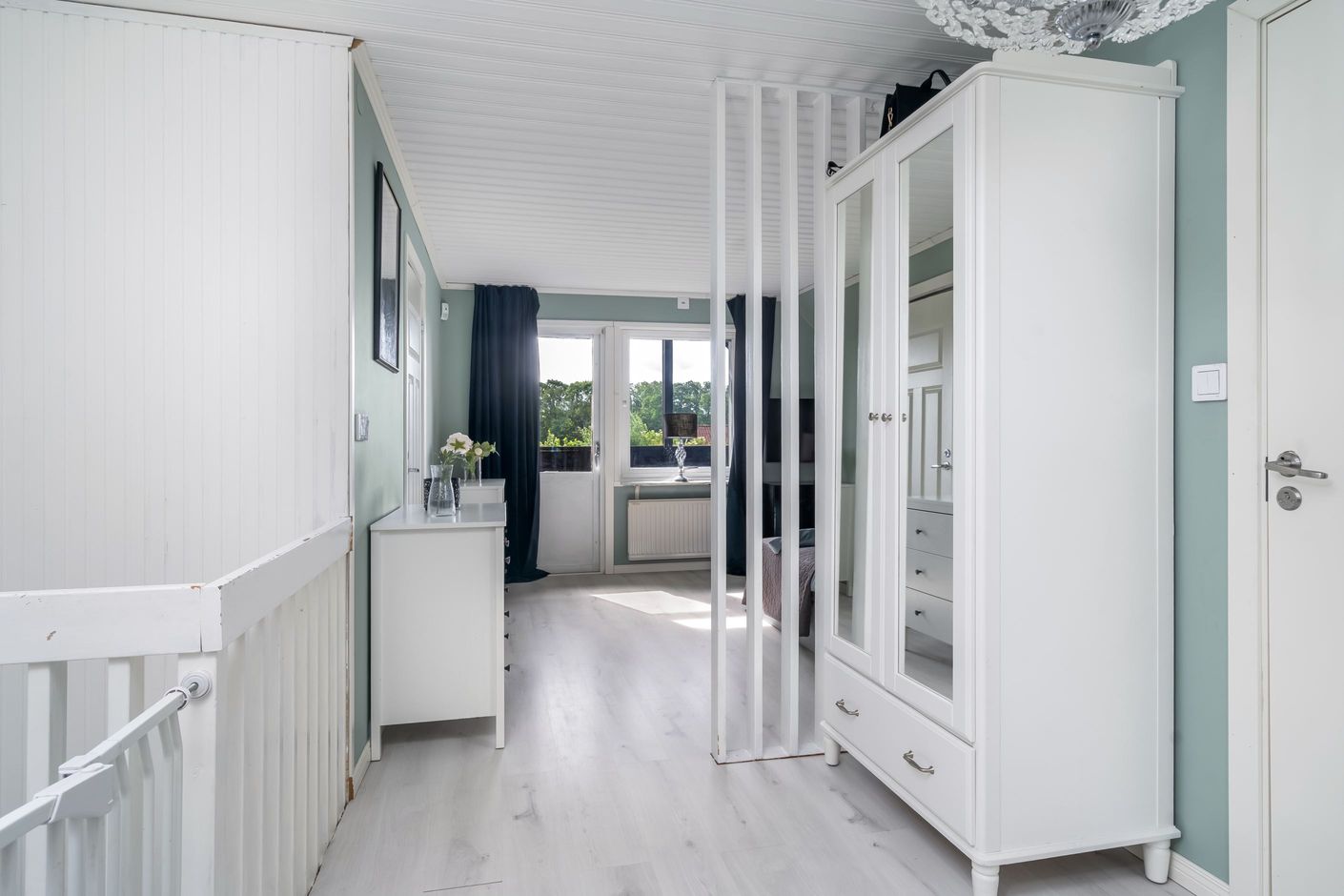 Dörr till balkongen i allrummet