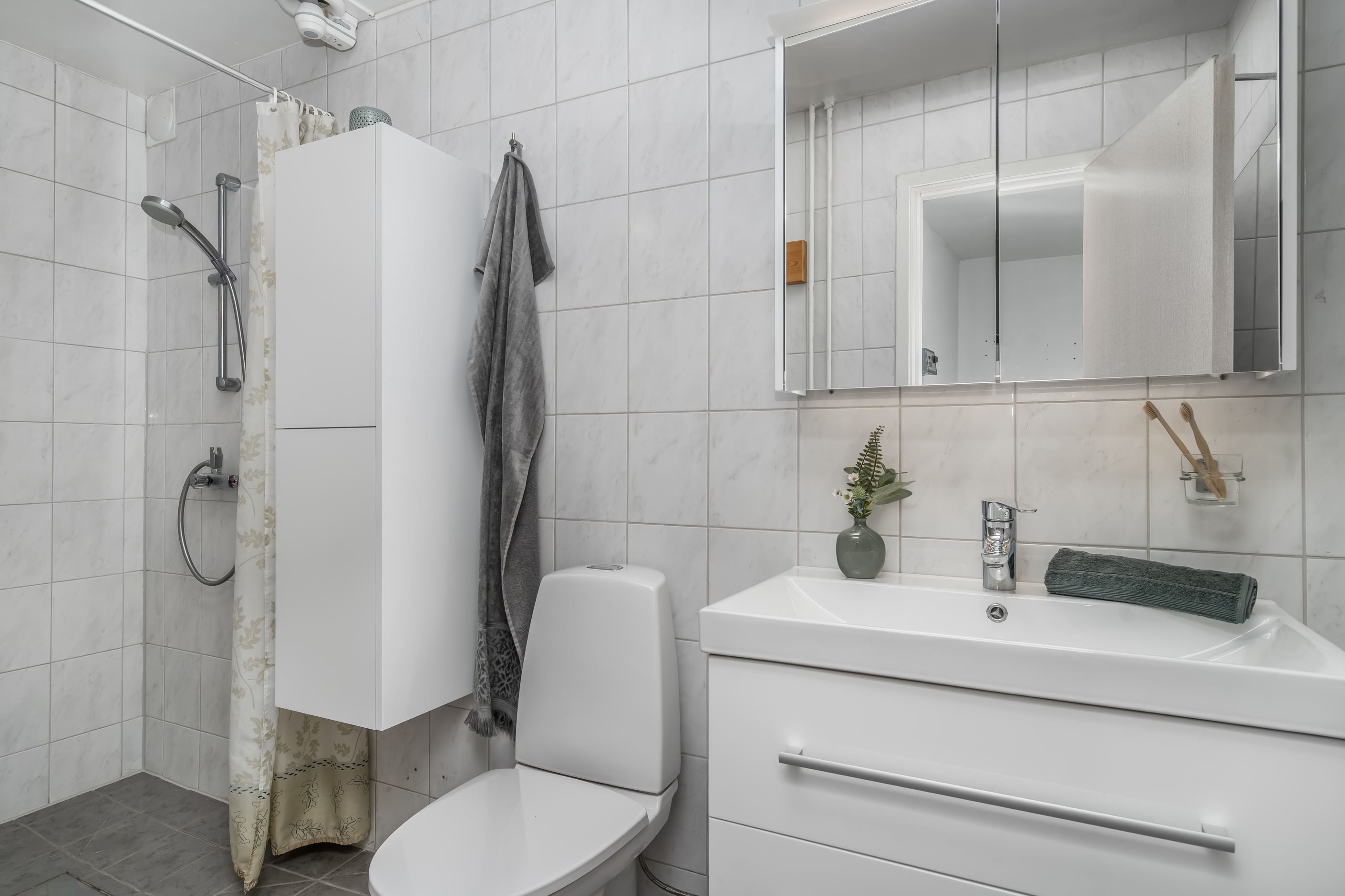 Helkaklat badrum på källarplan