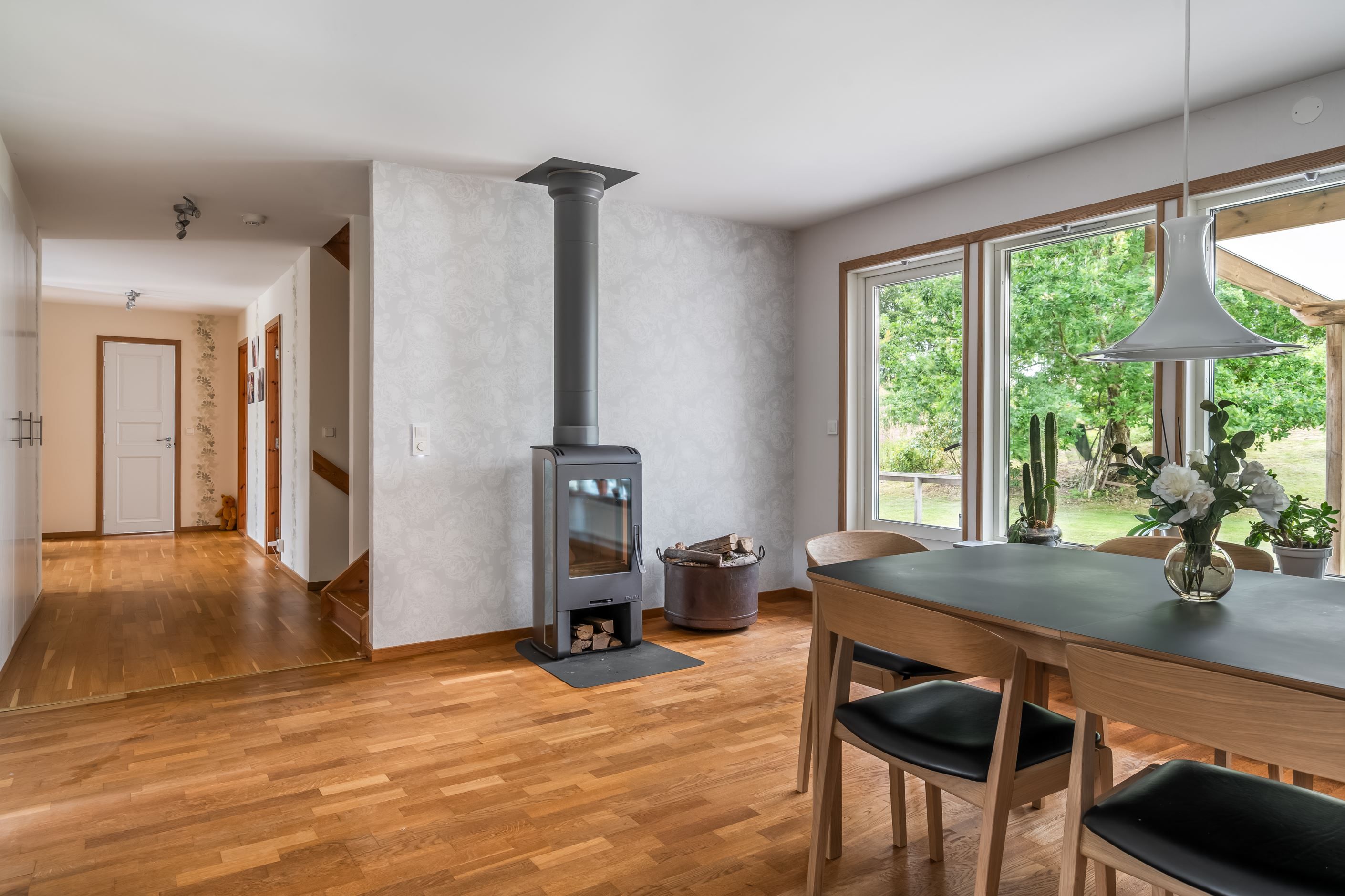 Värmande kamin i vardagsrummet