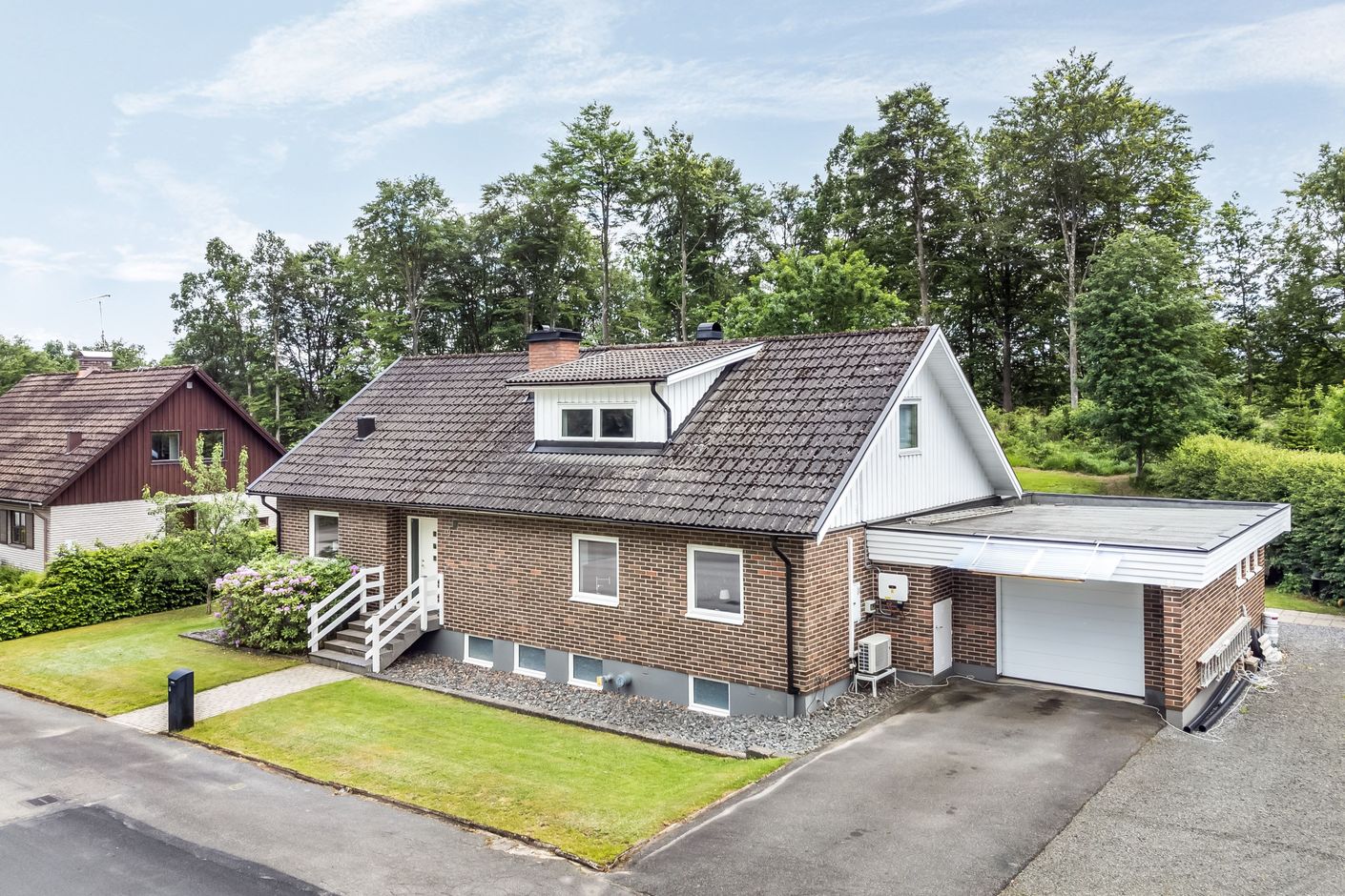 Garage och uppställningsplats för flera bilar