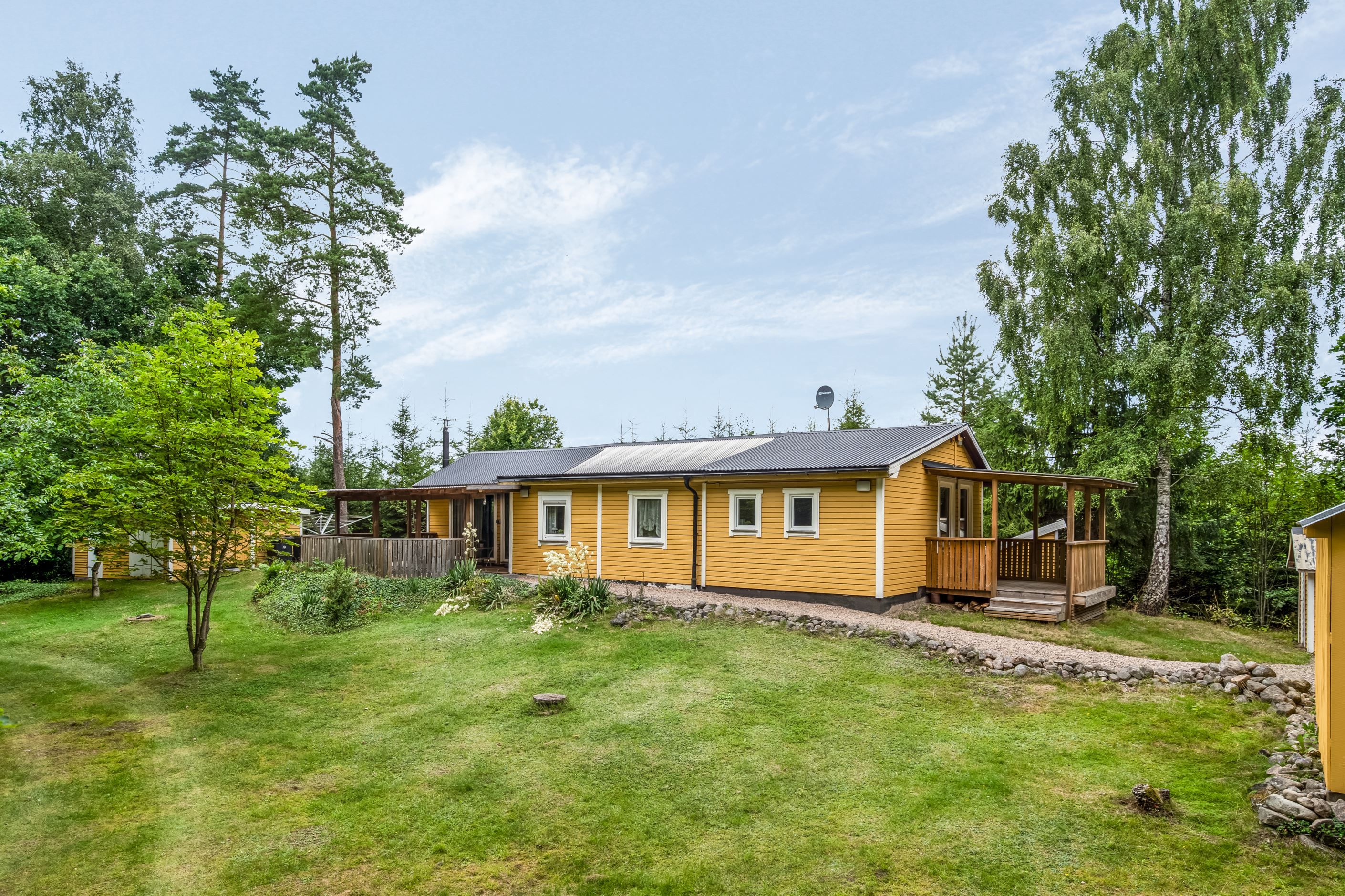 Njut av lugnet på någon av de två uteplatserna