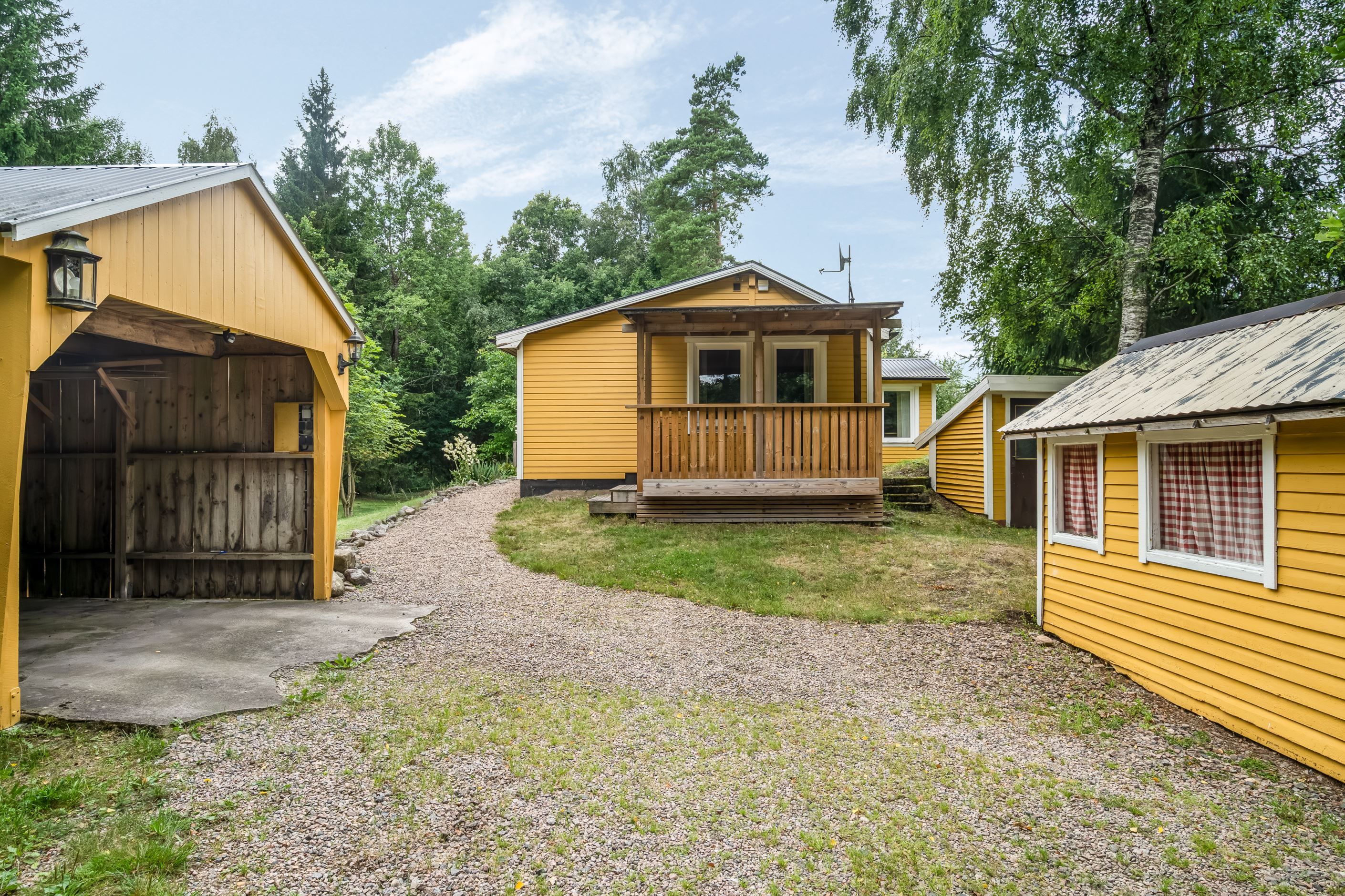 Carport och lekstuga finns på tomten