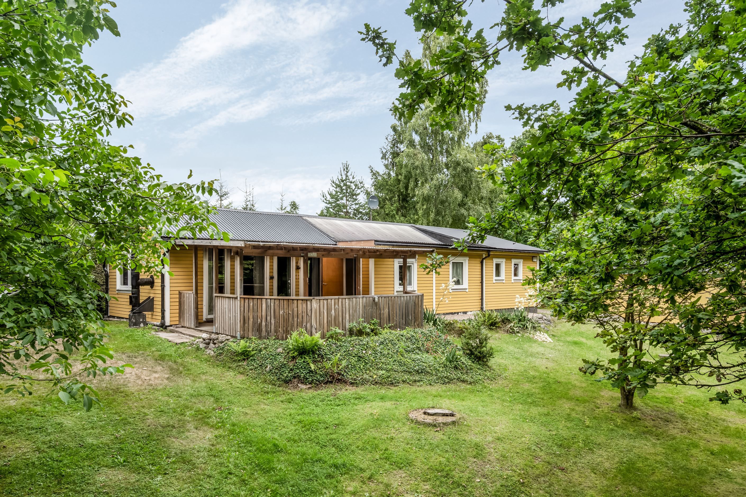 Inbäddat i skogens grönska