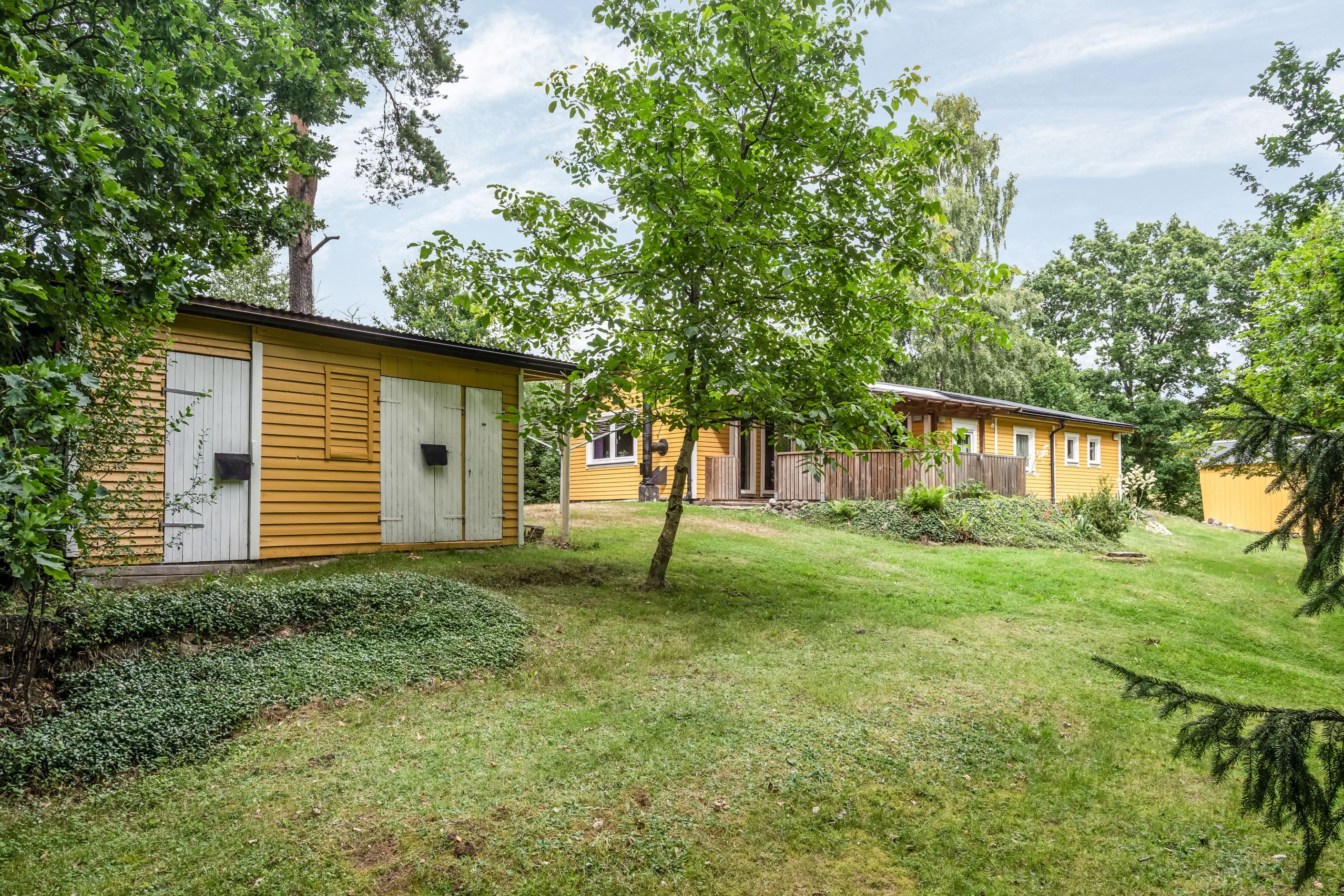 Förrådsbyggnad med vedförråd